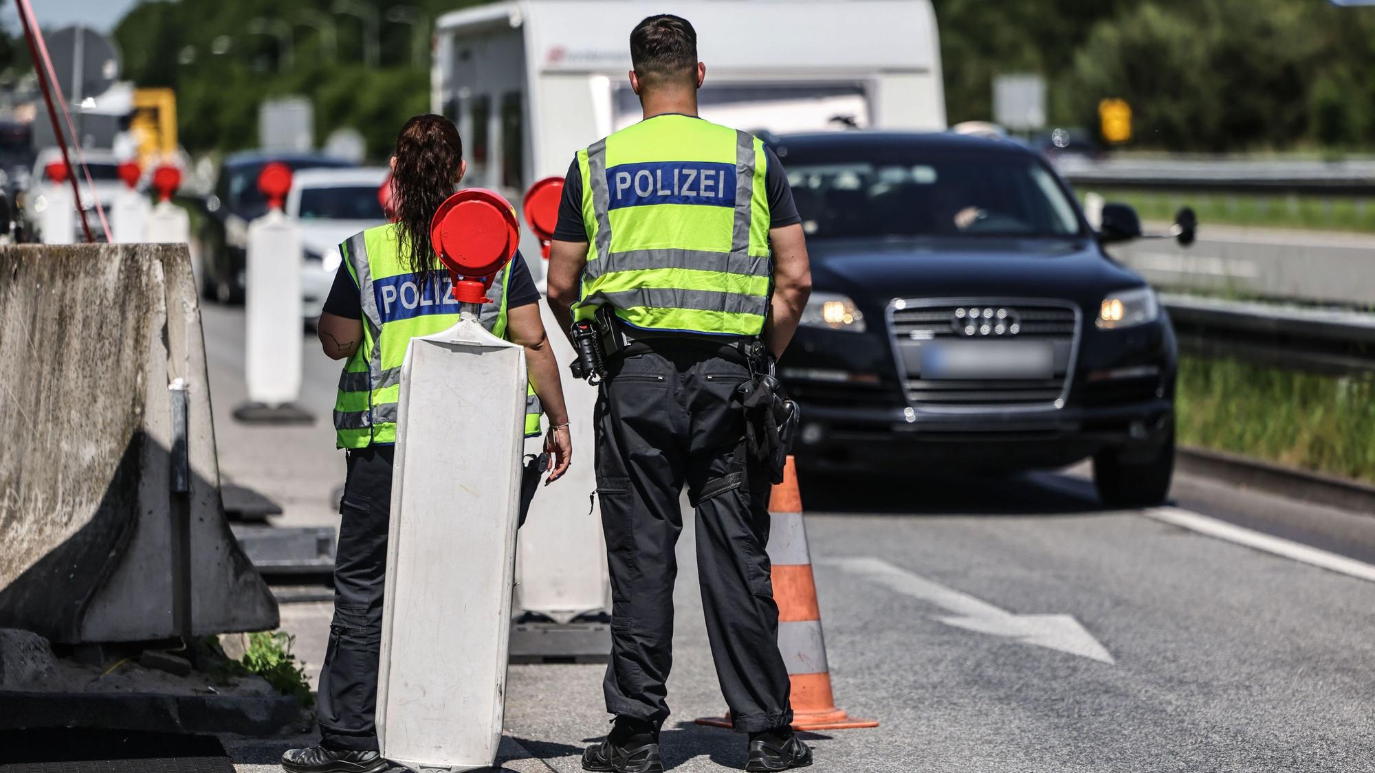 Polizisten der Bundespolizei kontrollieren Verkehrsteilnehmer am Grenzübergang Elten auf der A3 bei der Einreise nach Deutschland.