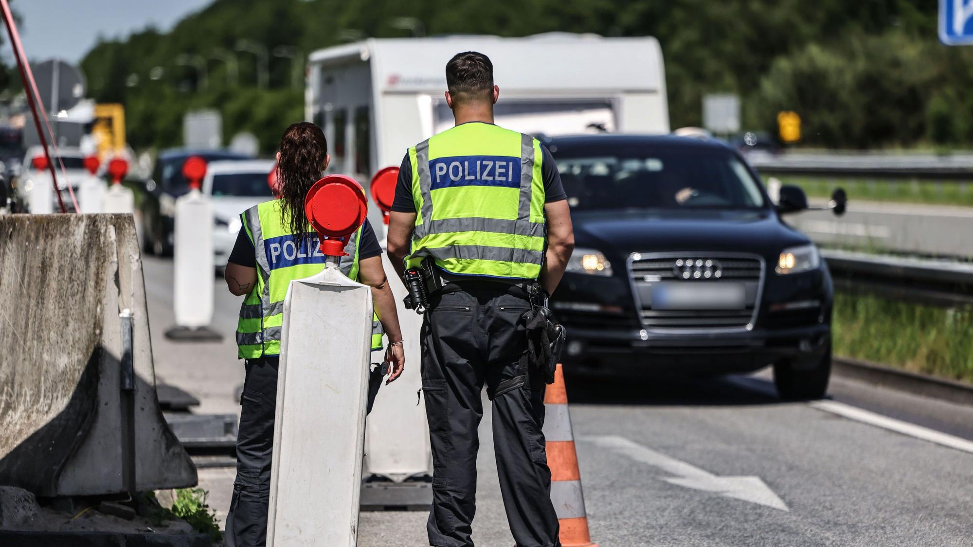 Polizisten der Bundespolizei kontrollieren Verkehrsteilnehmer am Grenzübergang Elten auf der A3 bei der Einreise nach Deutschland.