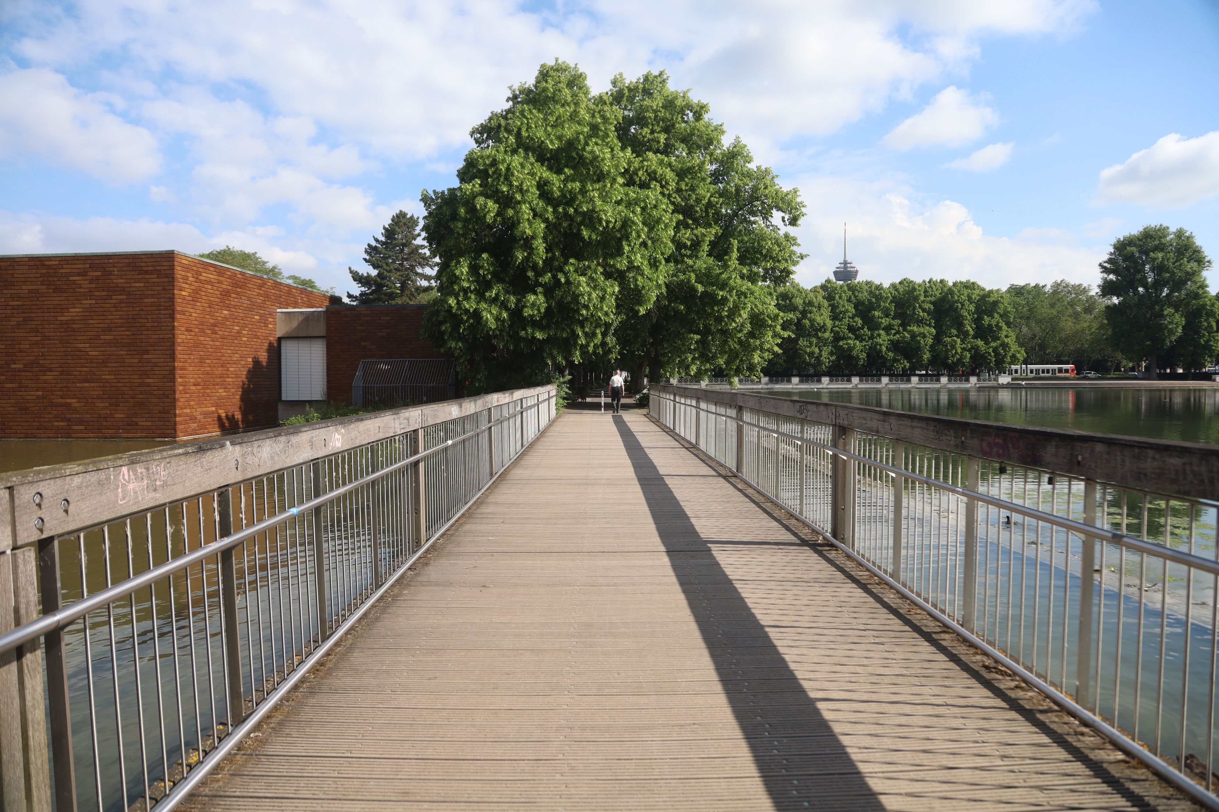 01.06.2026, Köln: Die kleine Holzbrücke zwischen Aachener Weiher und Ostasiatischem Museum wurde 2014 fertiggestellt. Zuvor stand hier ein Brückenbauwerk, das Ende der 1990er-Jahre Teil eines Korruptionsskandals war.  Foto: Arton Krasniqi