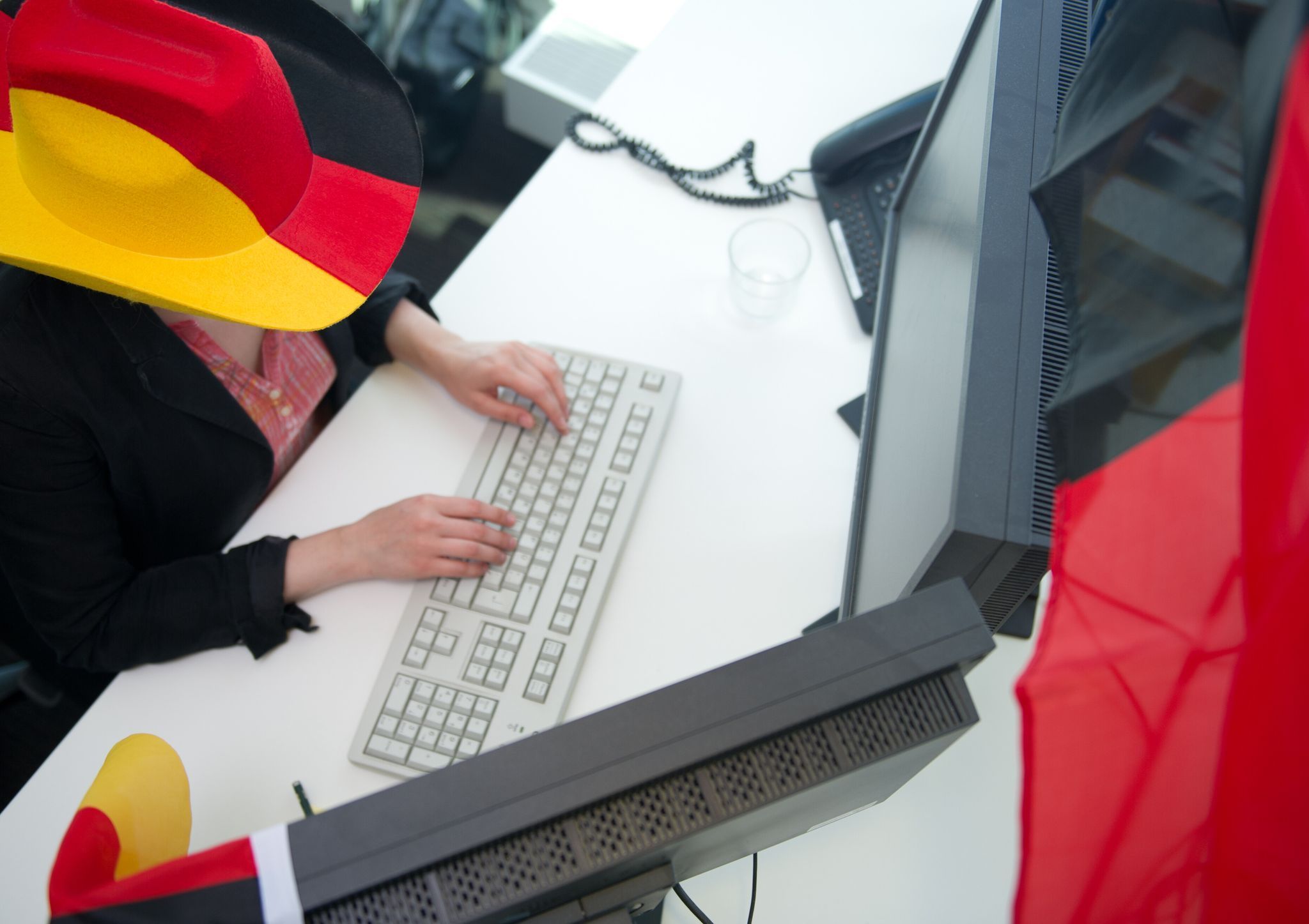 Eine Frau in Fankleidung am Arbeitsplatz