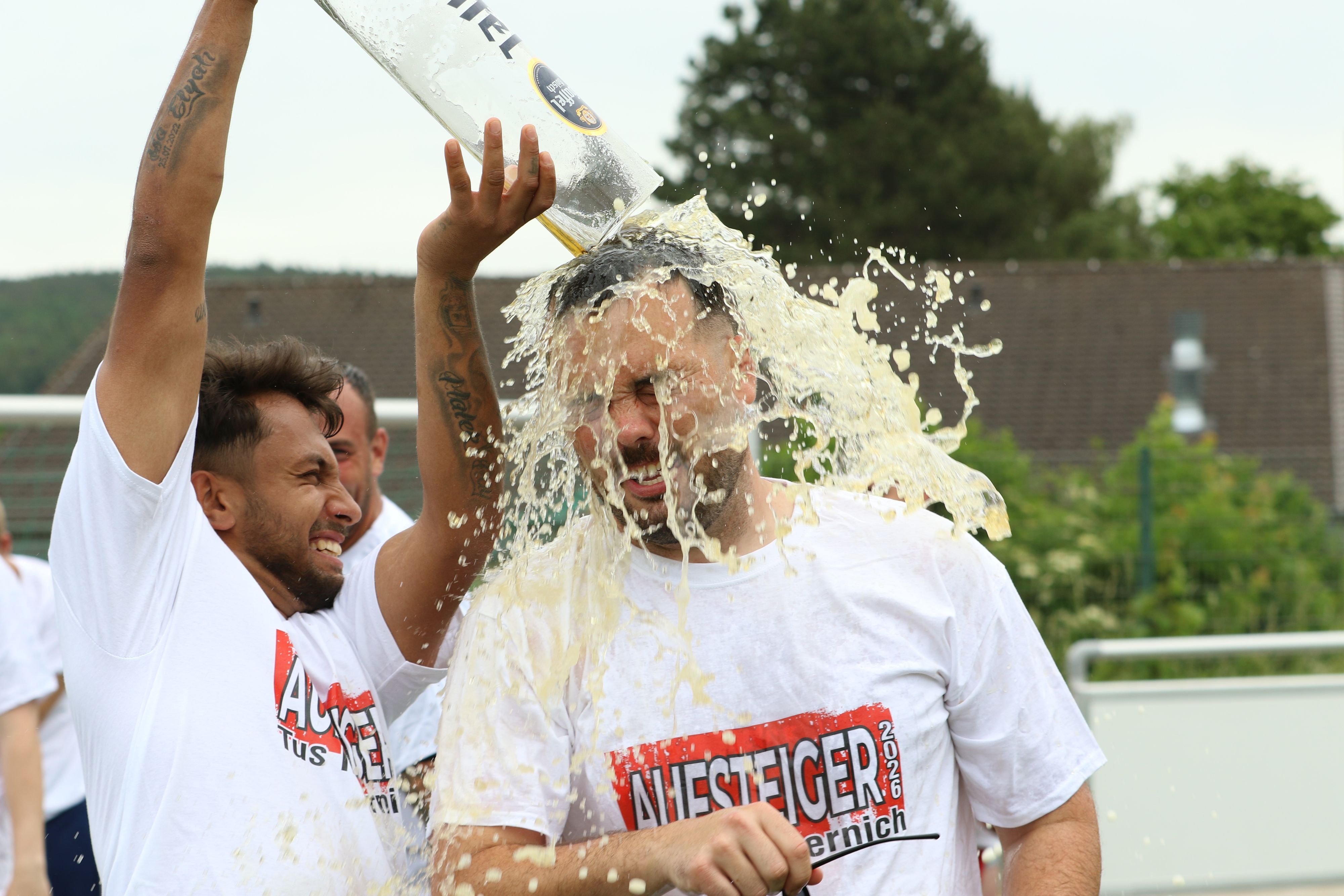 Mechernichs II Trainer Frederik Will wird mit Bier geduscht.