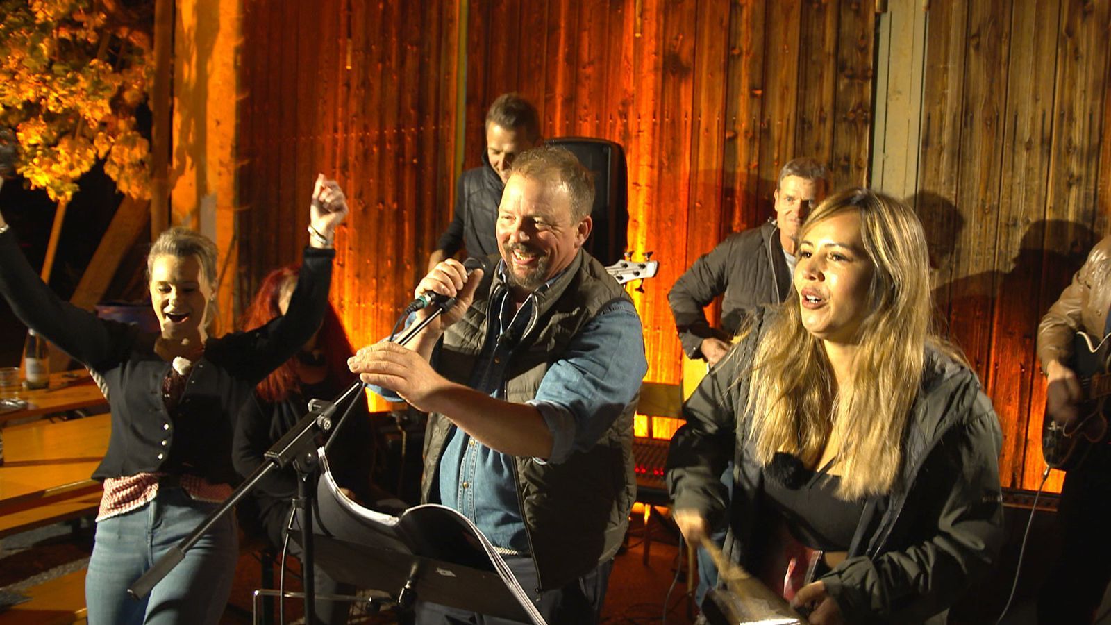 Bei einer Party stellt Andreas Katarina (links) und Jasmin seinen Freunden vor. (Bild: RTL)