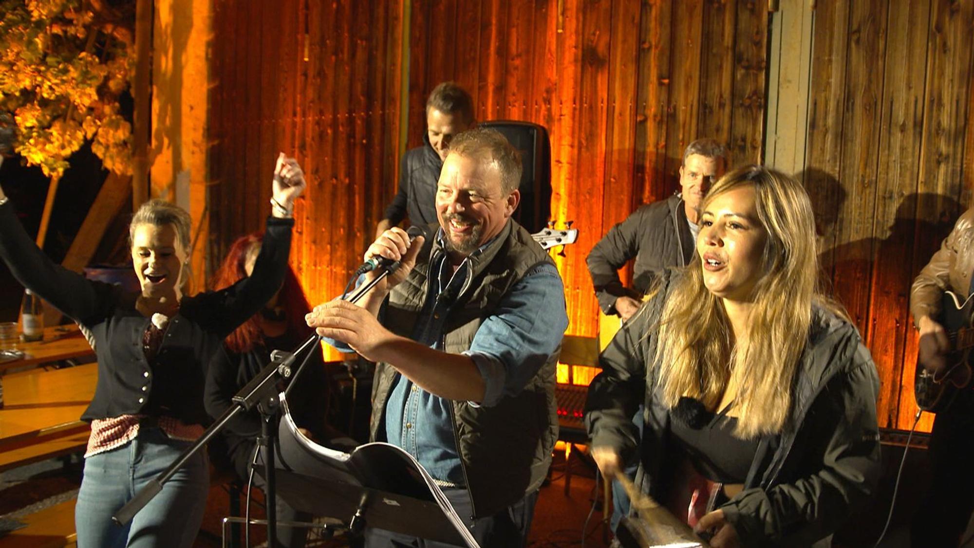 Bei einer Party stellt Andreas Katarina (links) und Jasmin seinen Freunden vor. (Bild: RTL)