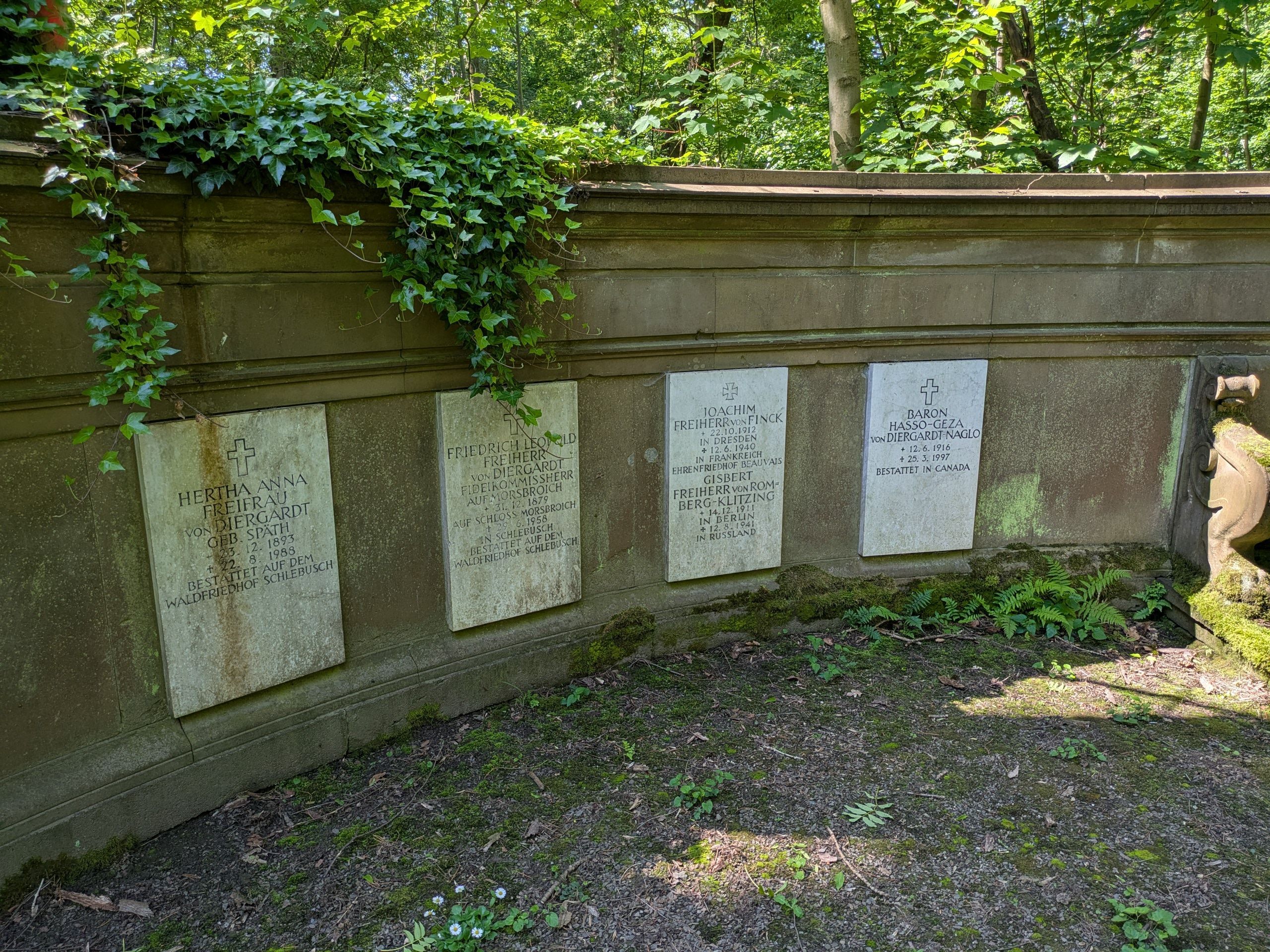 Marmorplatten an einem Grabdenkmal