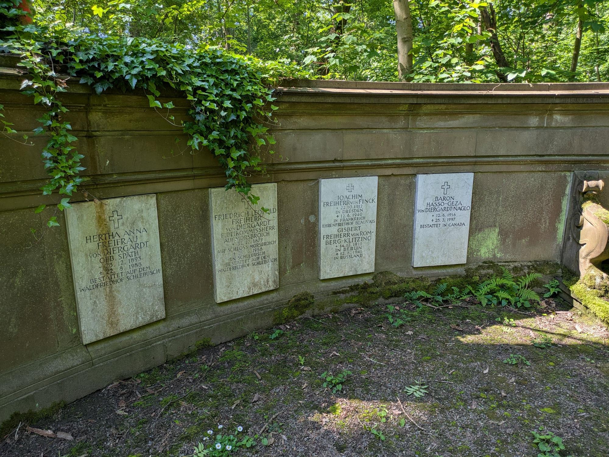 Marmorplatten an einem Grabdenkmal