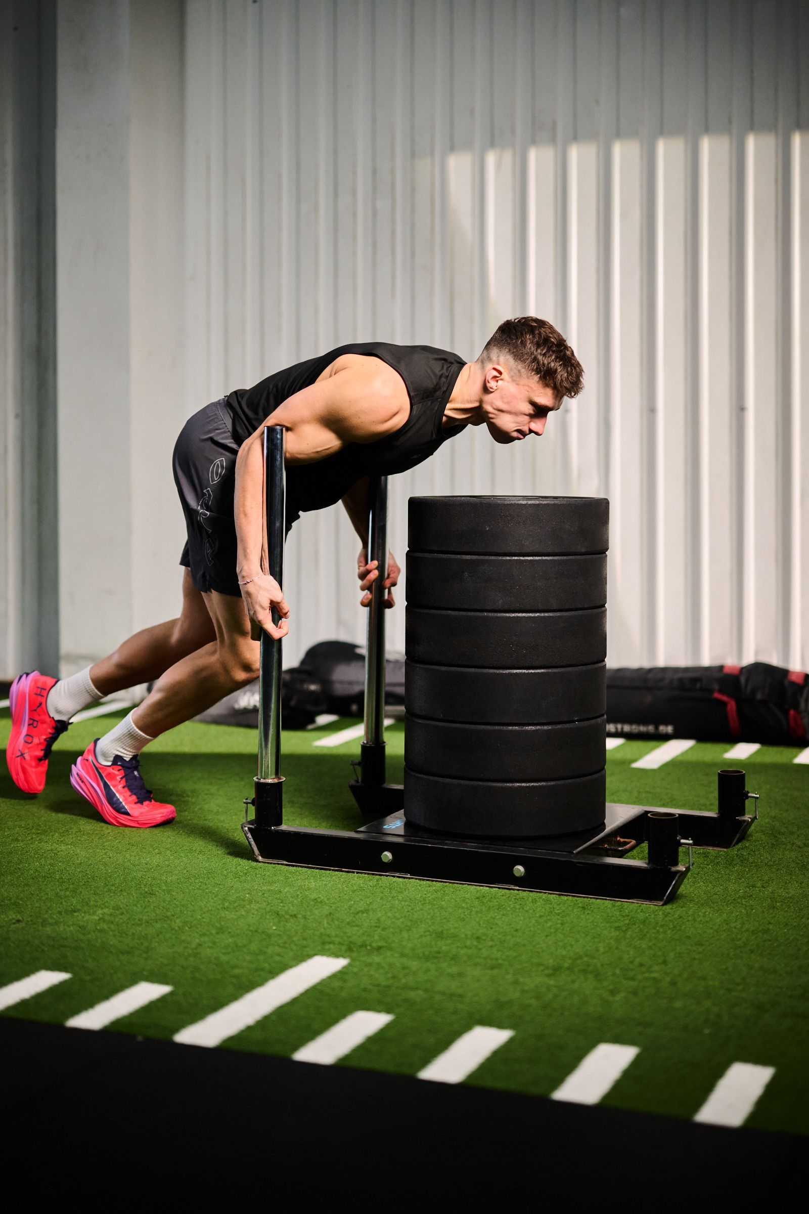 Ein Sportler beim Krafttraining.