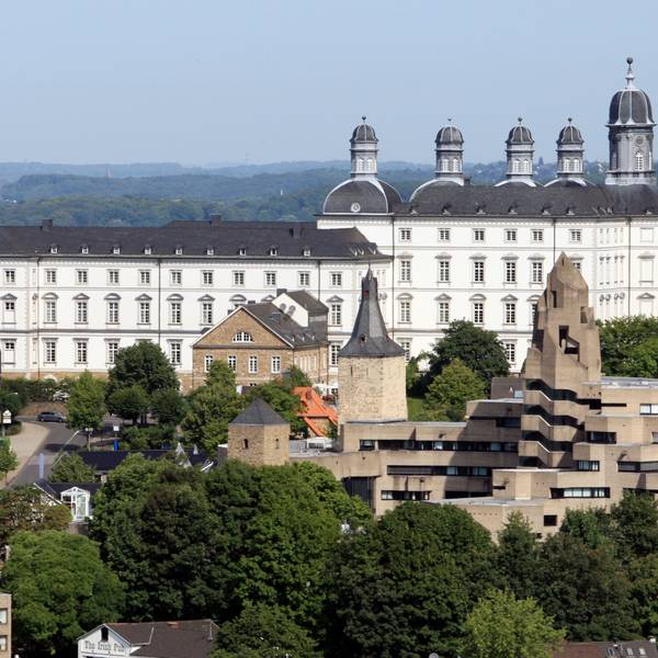 Bensbergs Schloss und Rathaus stehen auf einem Hügel.