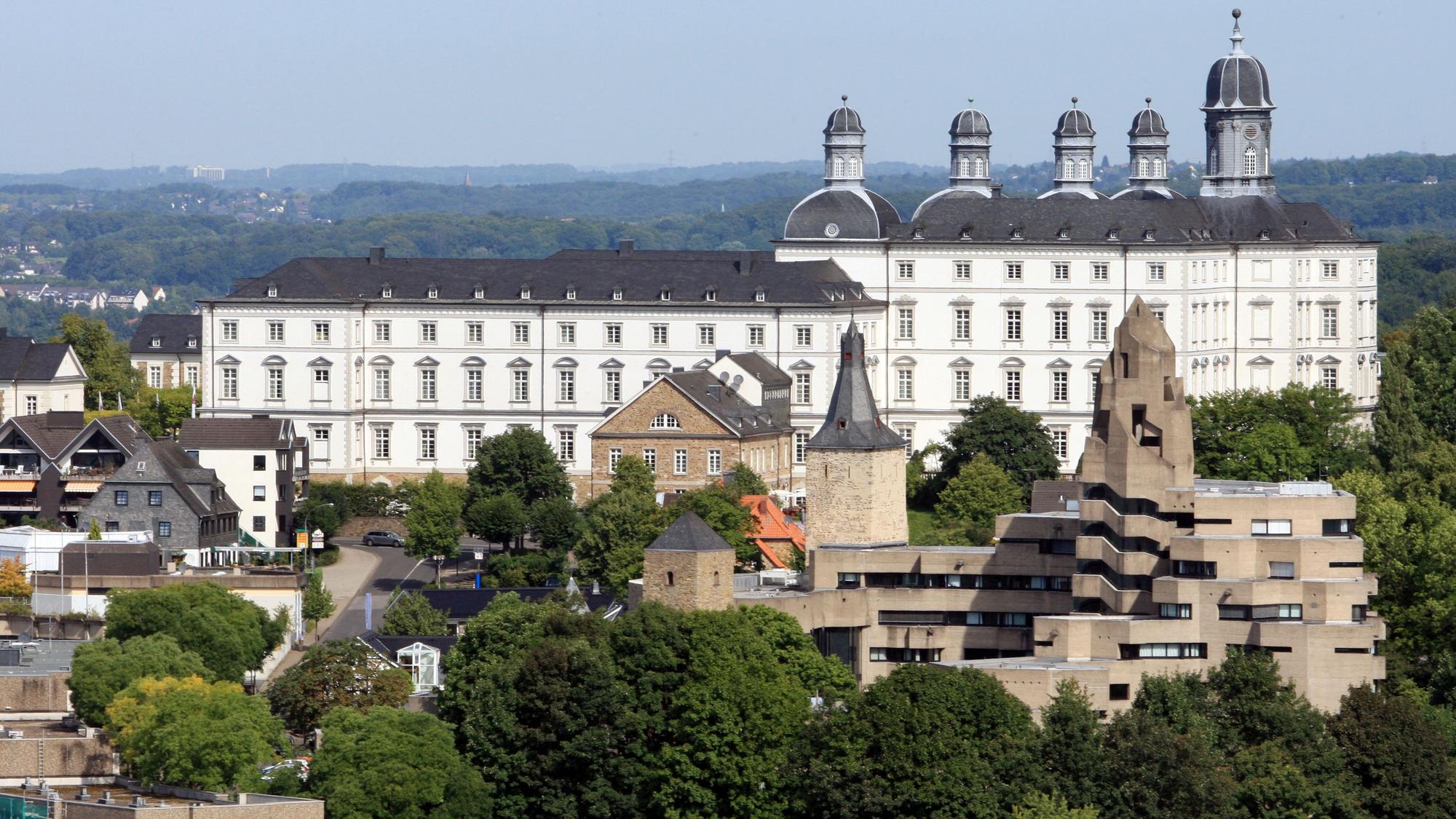 Bensbergs Schloss und Rathaus stehen auf einem Hügel.