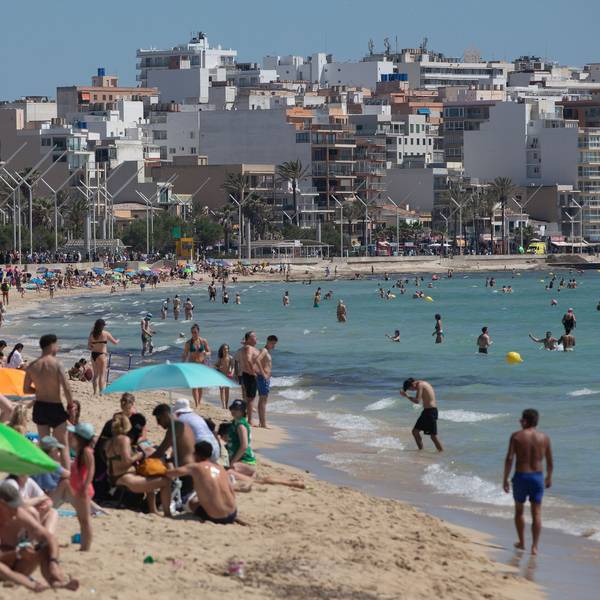 Menschen sonnen sich und schwimmen am Strand Playa de Palma auf Mallorca. Eurowings-Flüge waren neun Prozent öfter gefragt als im Vorjahr.