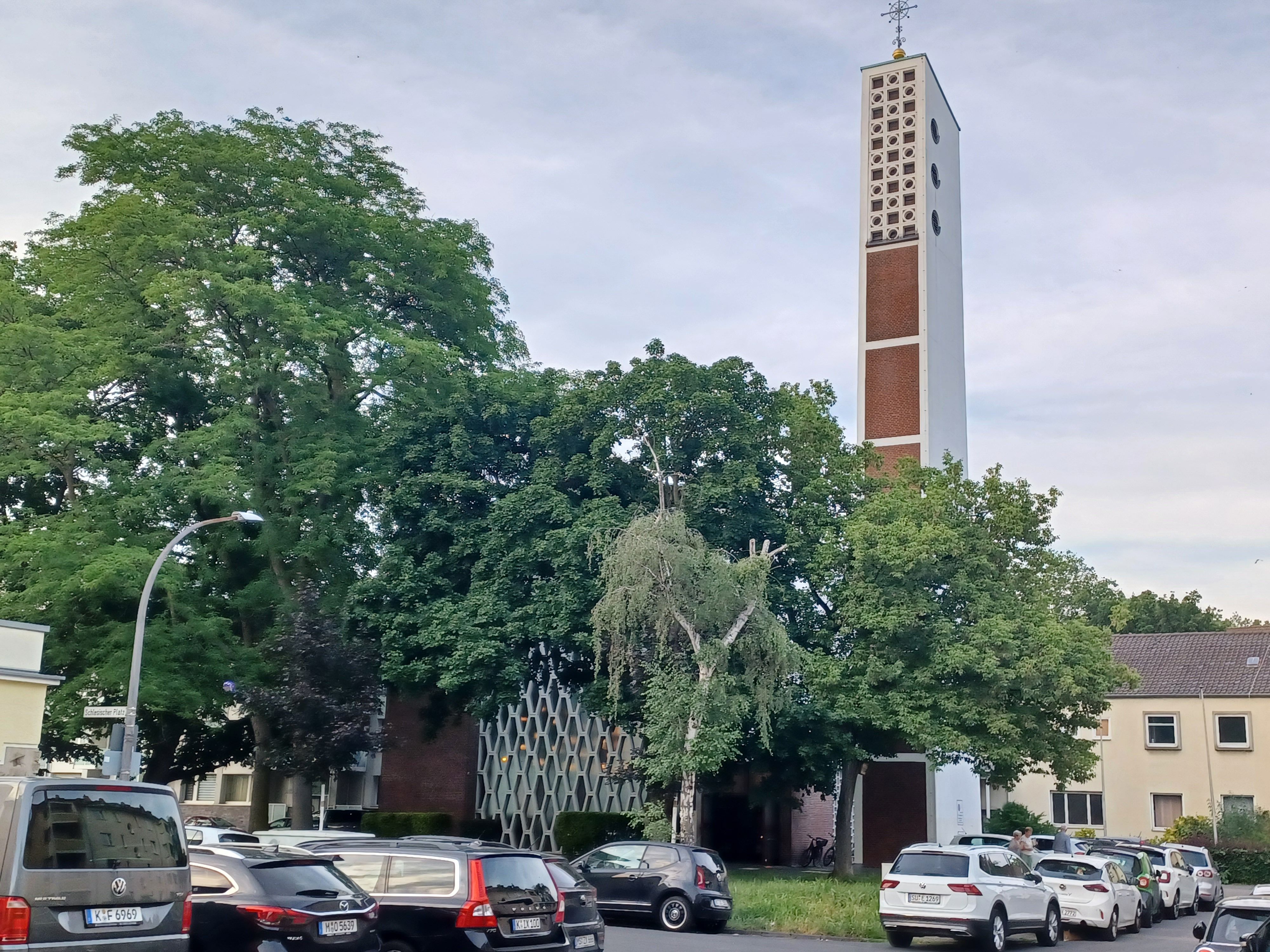 Zu sehen ist die Salvatorkirche in Weidenpesch von außen.