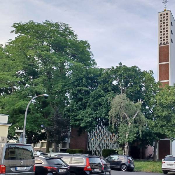 Zu sehen ist die Salvatorkirche in Weidenpesch von außen.