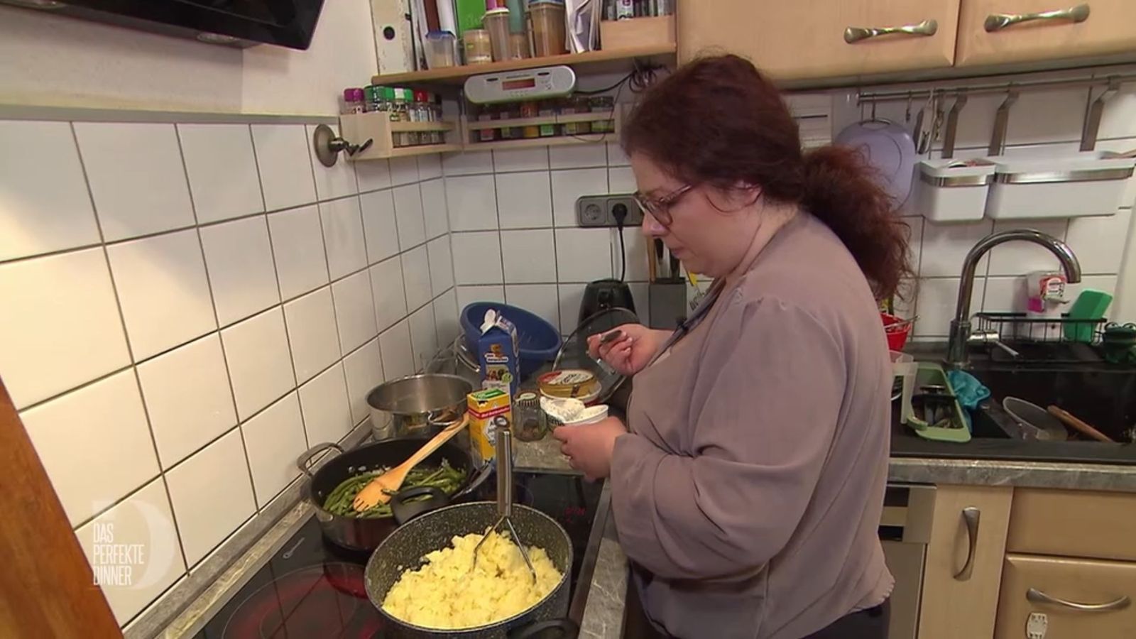 Die Crème fraîche war ein Fehlkauf, aber es hilft nichts: Das Püree soll cremiger werden.
 (Bild: RTL)