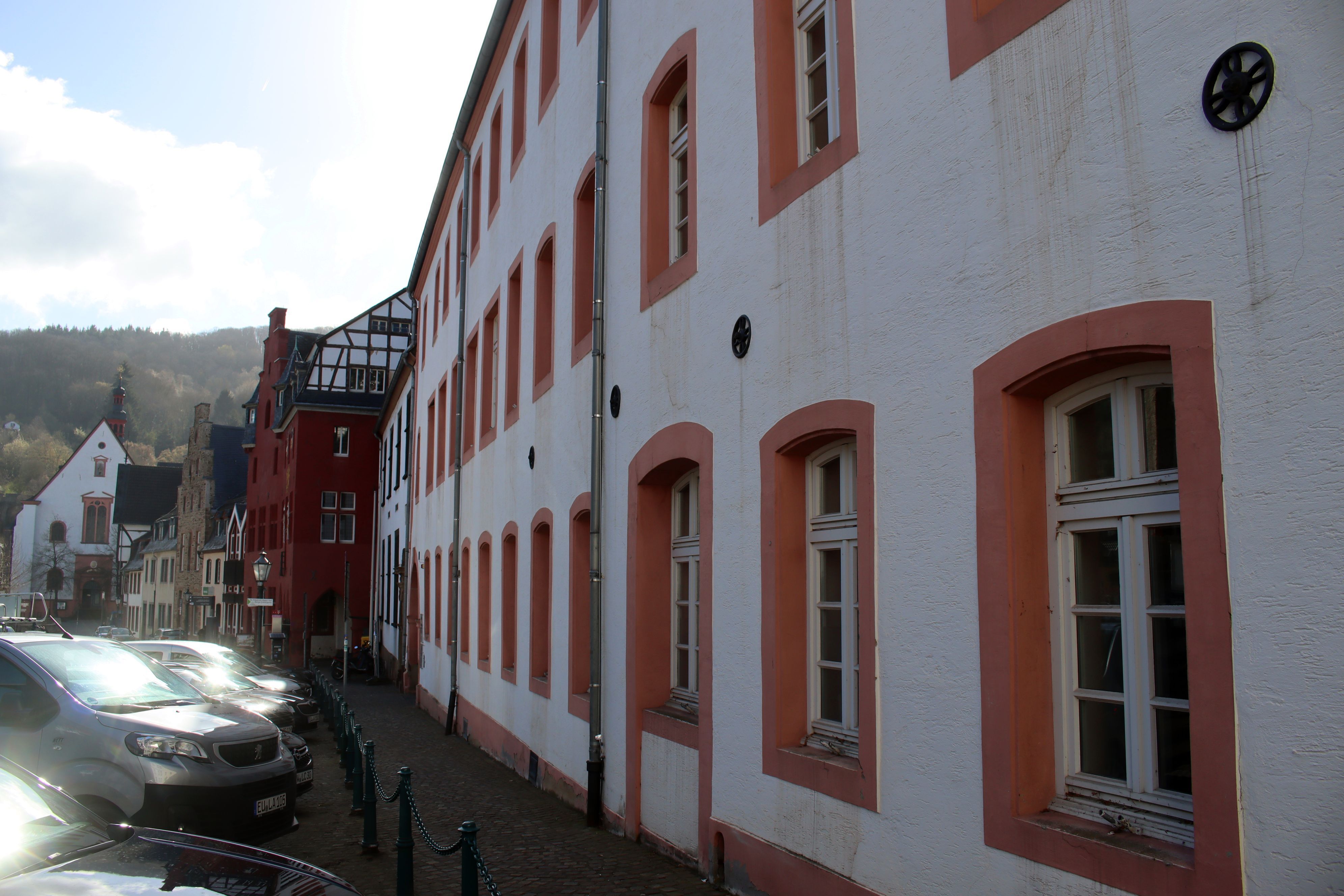 Das Bild zeigt das Bad Münstereifeler Rathaus, in dem auch die Grundschule untergebracht ist.