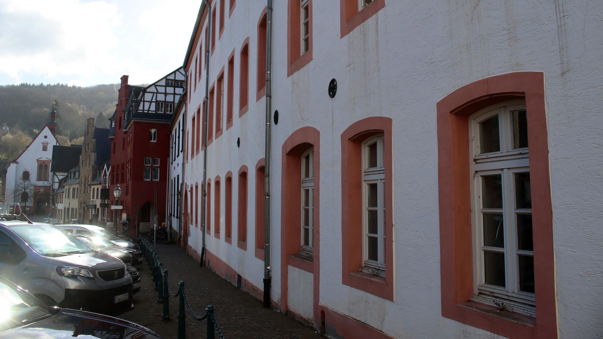 Das Bild zeigt das Bad Münstereifeler Rathaus, in dem auch die Grundschule untergebracht ist.