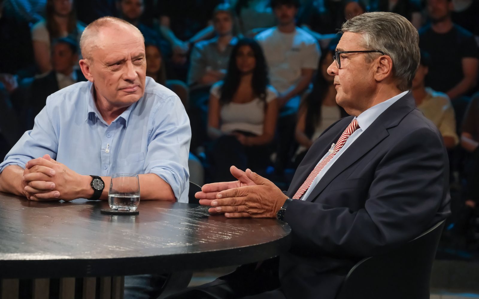 Thorsten Rogge (links) klagt im Dialog mit SPD-Politiker Sigmar Gabriel über fehlende Pensionsgäste. (Bild: WDR/Oliver Ziebe)