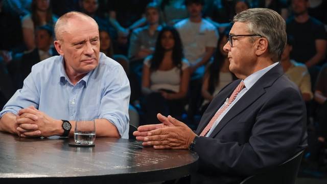 Thorsten Rogge (links) klagt im Dialog mit SPD-Politiker Sigmar Gabriel über fehlende Pensionsgäste. (Bild: WDR/Oliver Ziebe)