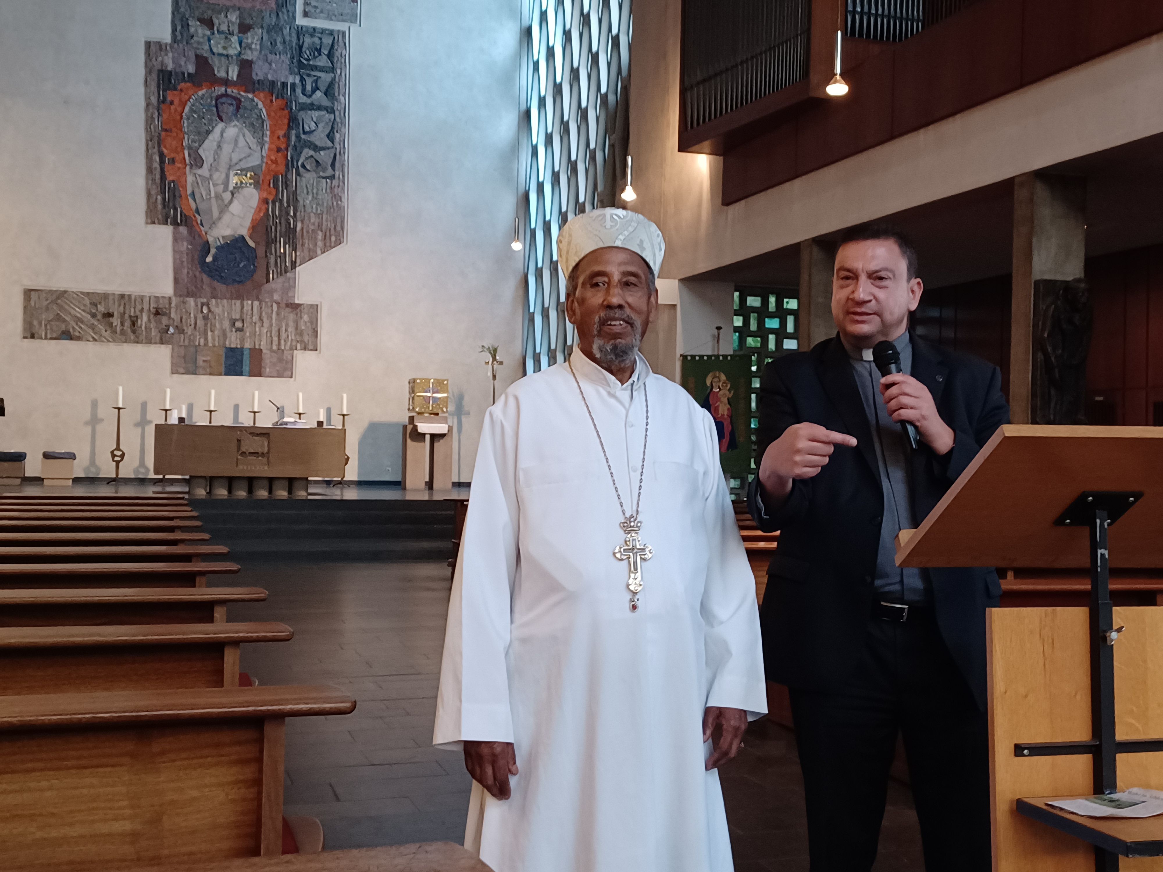Erzpriester Merawi Tebege (l.) und Pfarrer Temur J. Bagherzadeh.