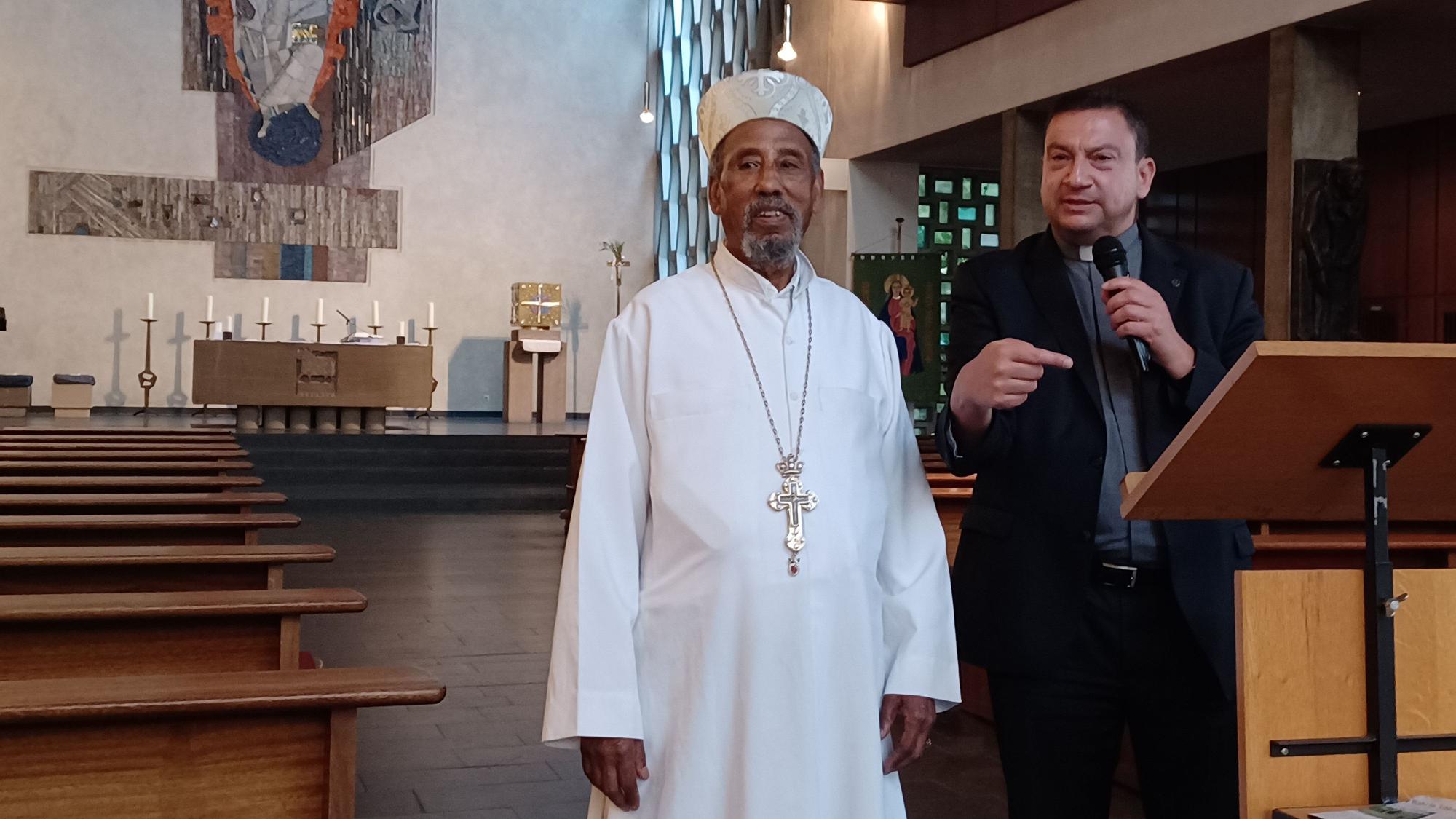 Erzpriester Merawi Tebege (l.) und Pfarrer Temur J. Bagherzadeh.