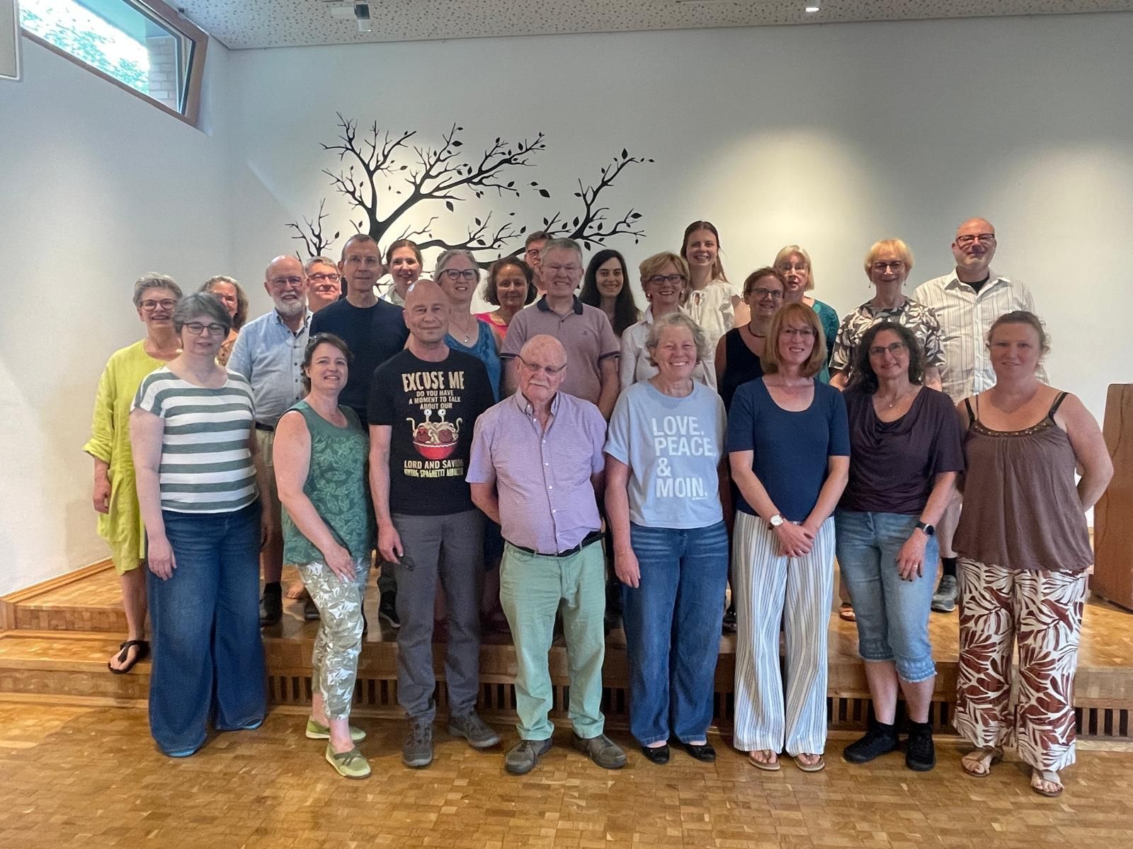 Gemeinsam singen auf Schwedisch: Die Mitglieder des Chors „De Tokiga Trollen“ proben regelmäßig in der Friedenskirche in Schlebusch.