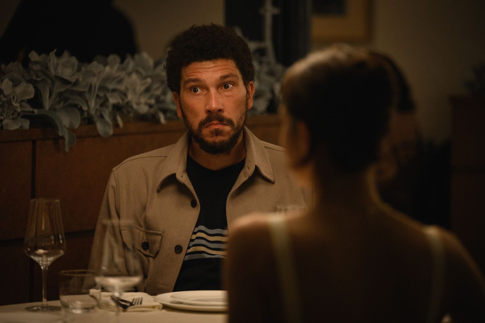 Daniel (Joel Fry) ist nicht der einzige, der sich bei dem von seiner Frau initiierten Kennenlern-Dinner unwohl fühlt.  (Bild: 2025 Disney+, Inc./Lara Cornell)
