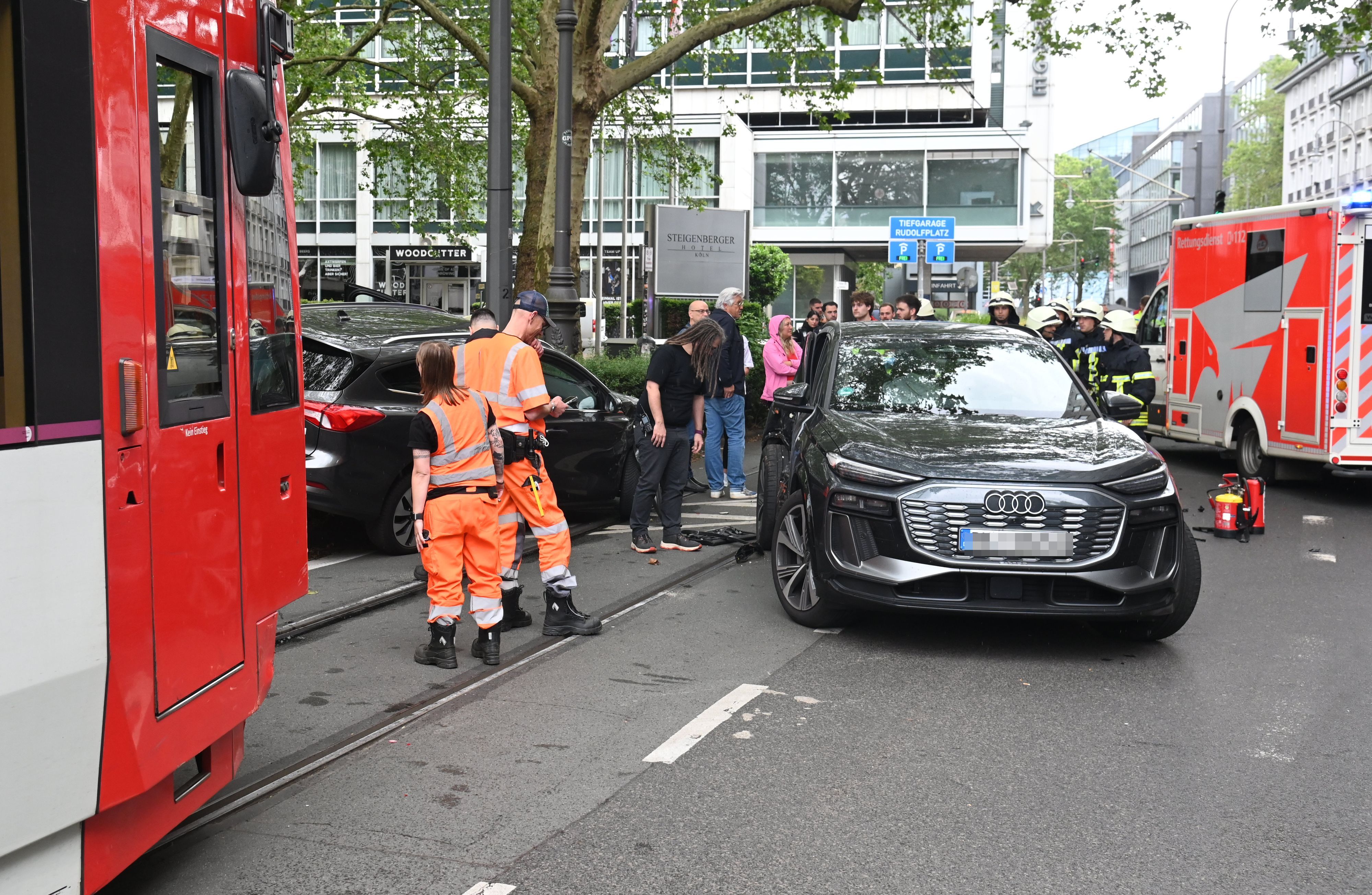 Unfall am Mittwoch (3. Juni) auf der Richard-Wagner-Straße: Zwei PKW und eine Bahn der KVB sind beteiligt.