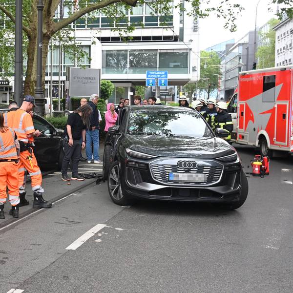 Unfall am Mittwoch (3. Juni) auf der Richard-Wagner-Straße: Zwei PKW und eine Bahn der KVB sind beteiligt.
