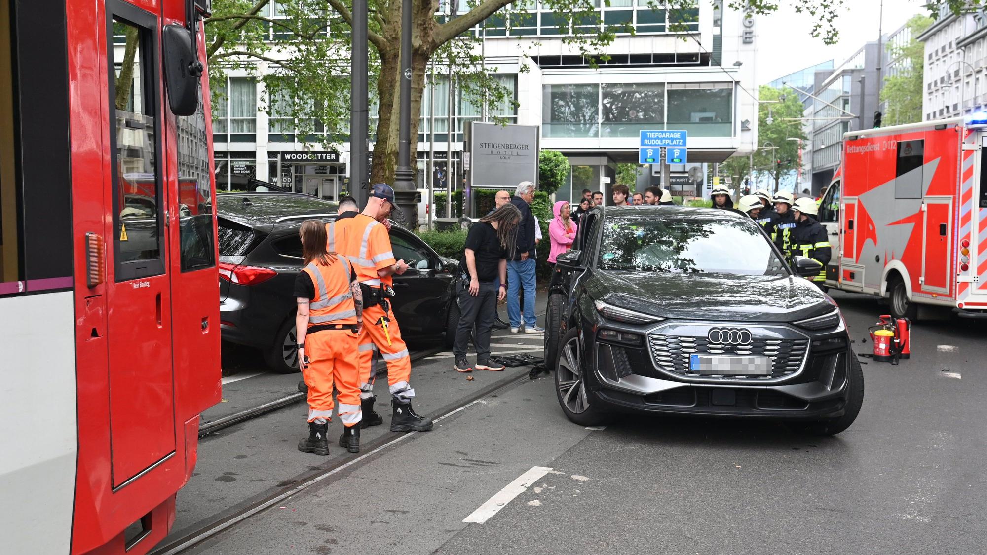 Unfall am Mittwoch (3. Juni) auf der Richard-Wagner-Straße: Zwei PKW und eine Bahn der KVB sind beteiligt.
