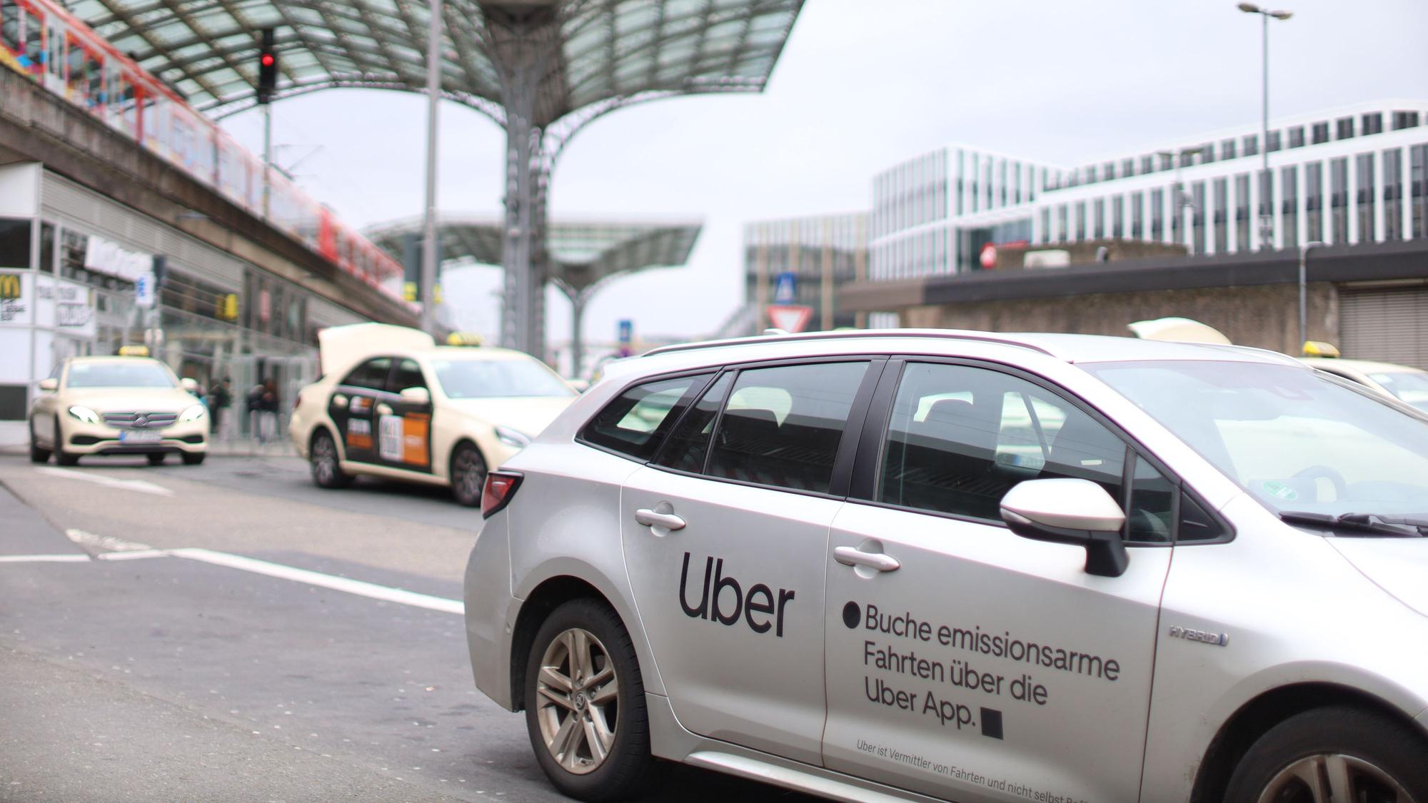 Ein Mietwagen steht am Breslauer Platz vor dem Kölner Hauptbahnhof.