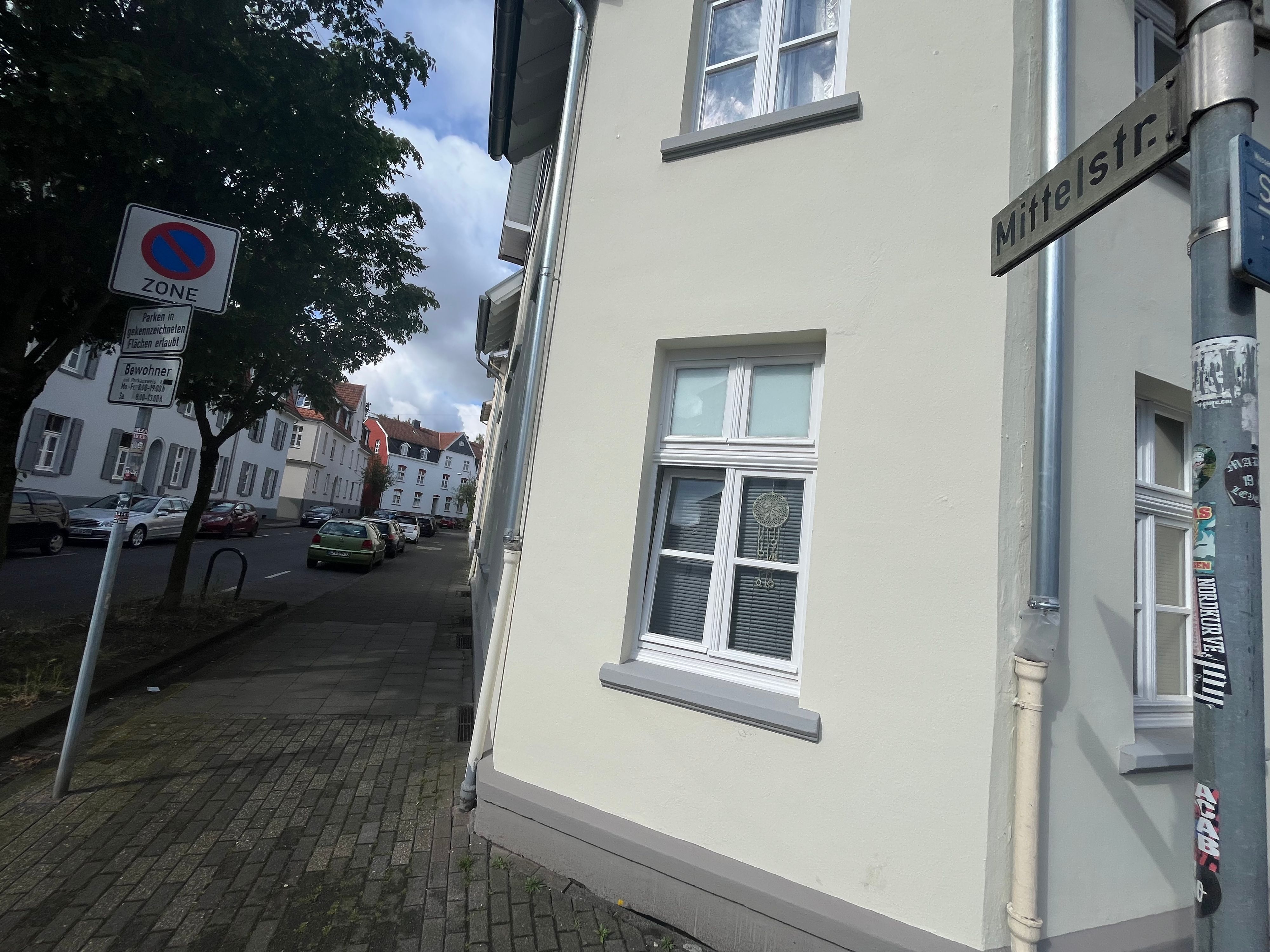 Ein Haus an einer Straßenecke mit Schildern