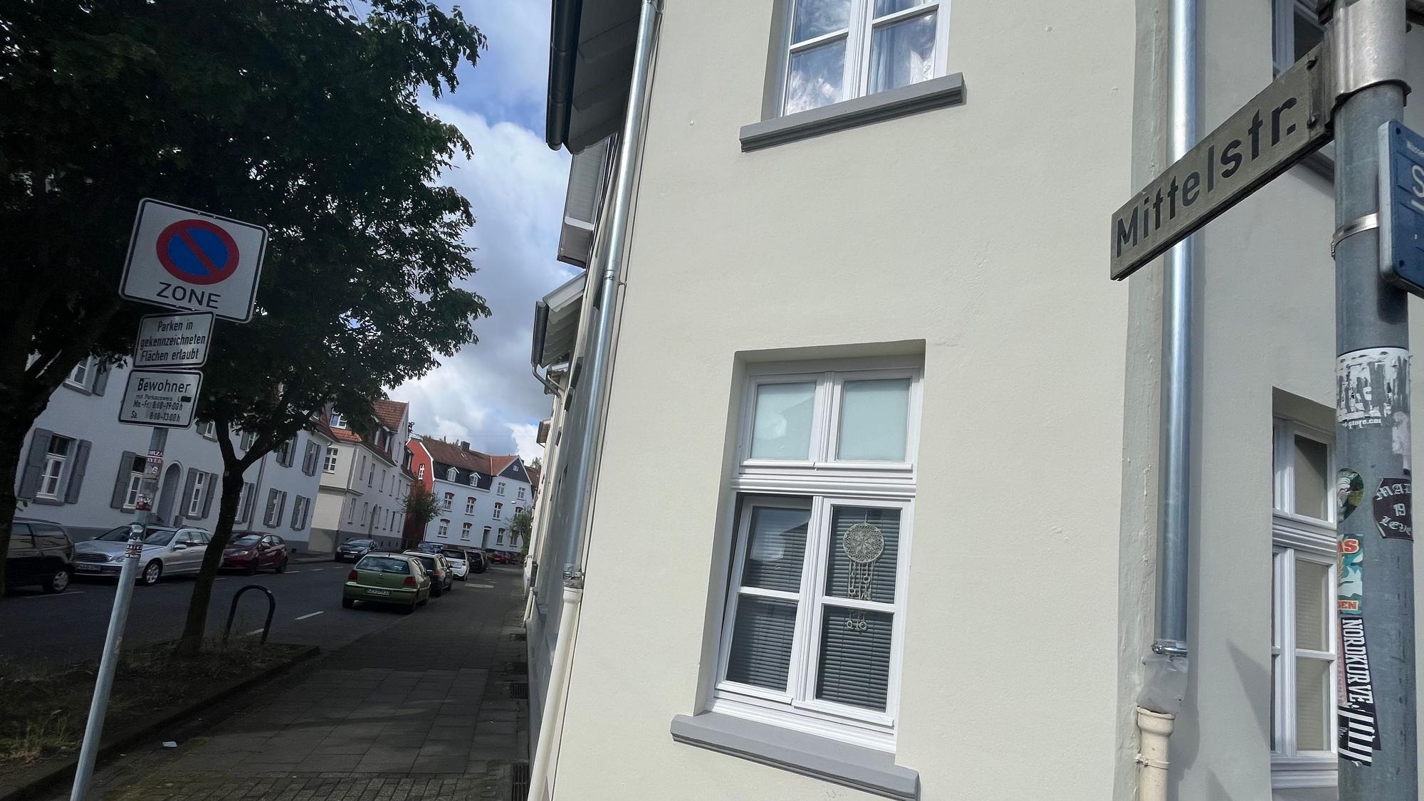 Ein Haus an einer Straßenecke mit Schildern