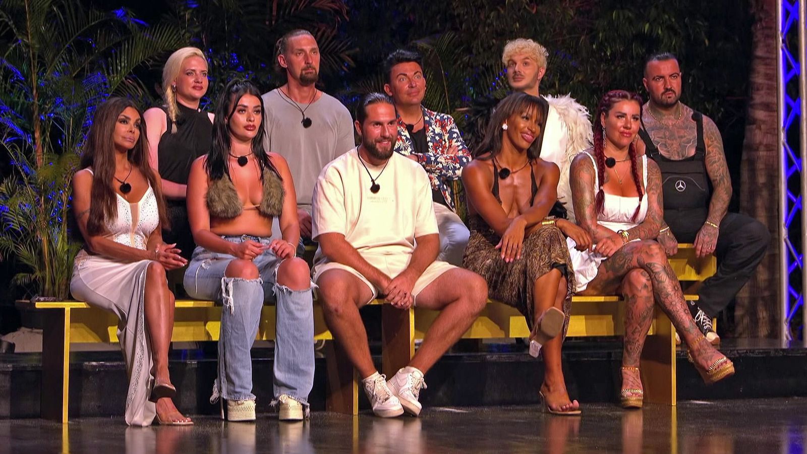 „Stunde der Wahrheit“: Elsa Latifaj, Kader Loth, Sarah Knappik, Maurice Dziwak und Sandy Fähse drohte das Aus. Cecilia Asoro, Kate Merlan, Cosimo Citiolo, Matthias Mangiapane und Sam Dylan waren safe. (Bild: RTLZWEI)