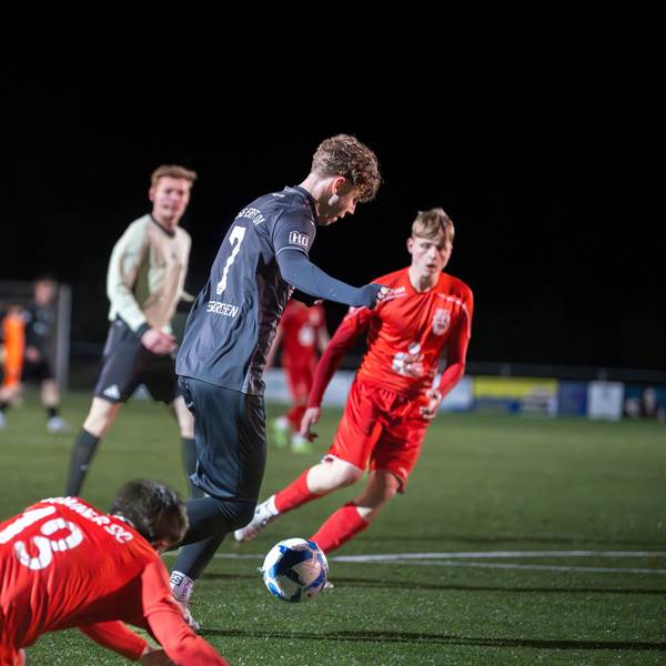 Aaron Mertens dribbelt sich durch die Abwehr des Bonner SC.