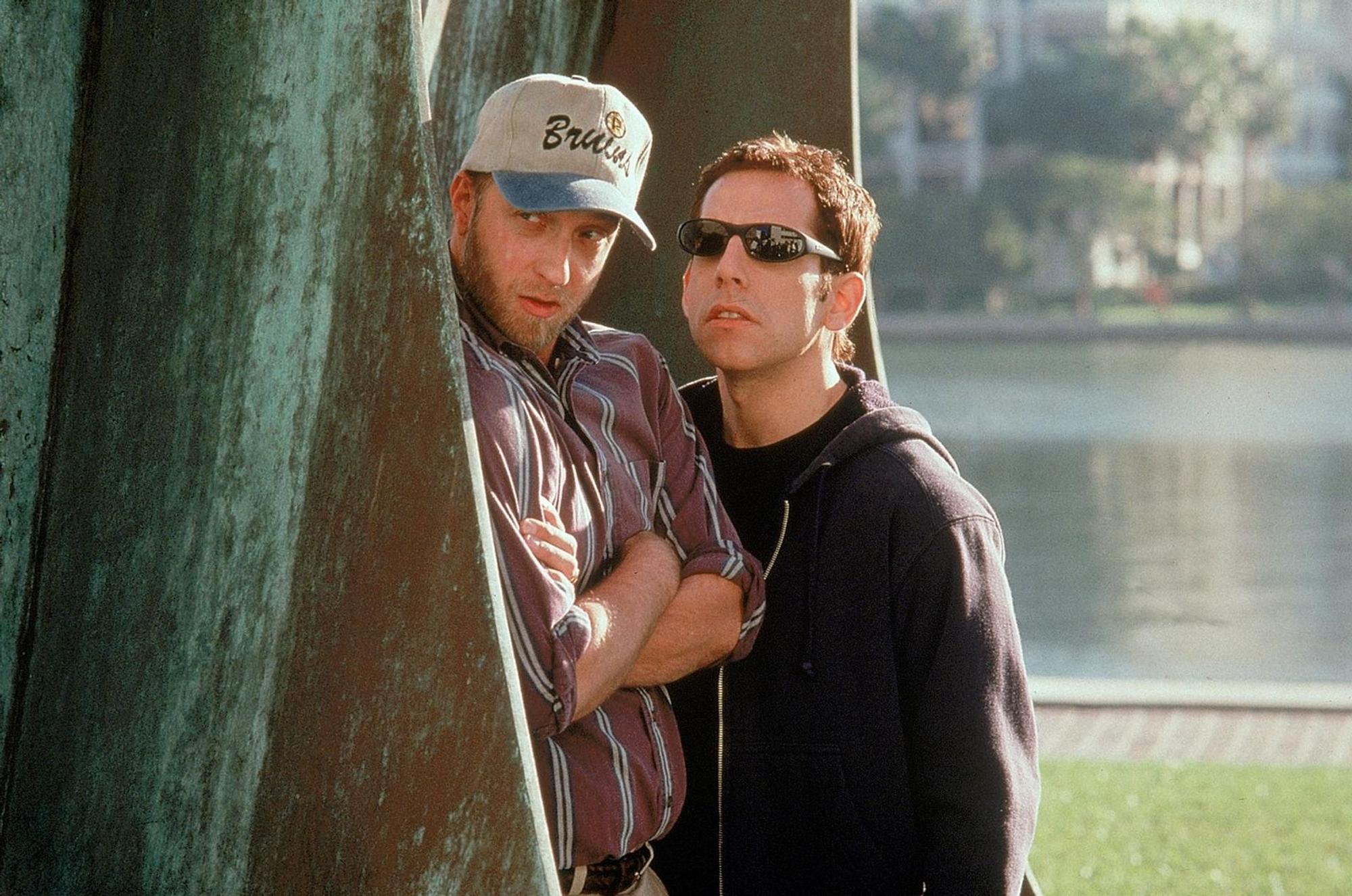 Ted (Ben Stiller, rechts) und sein bester Kumpel Dom (Chris Elliott) legen sich auf die Lauer. (Bild: 1998 Twentieth Century Fox Film Corporation. All rights reserved.)