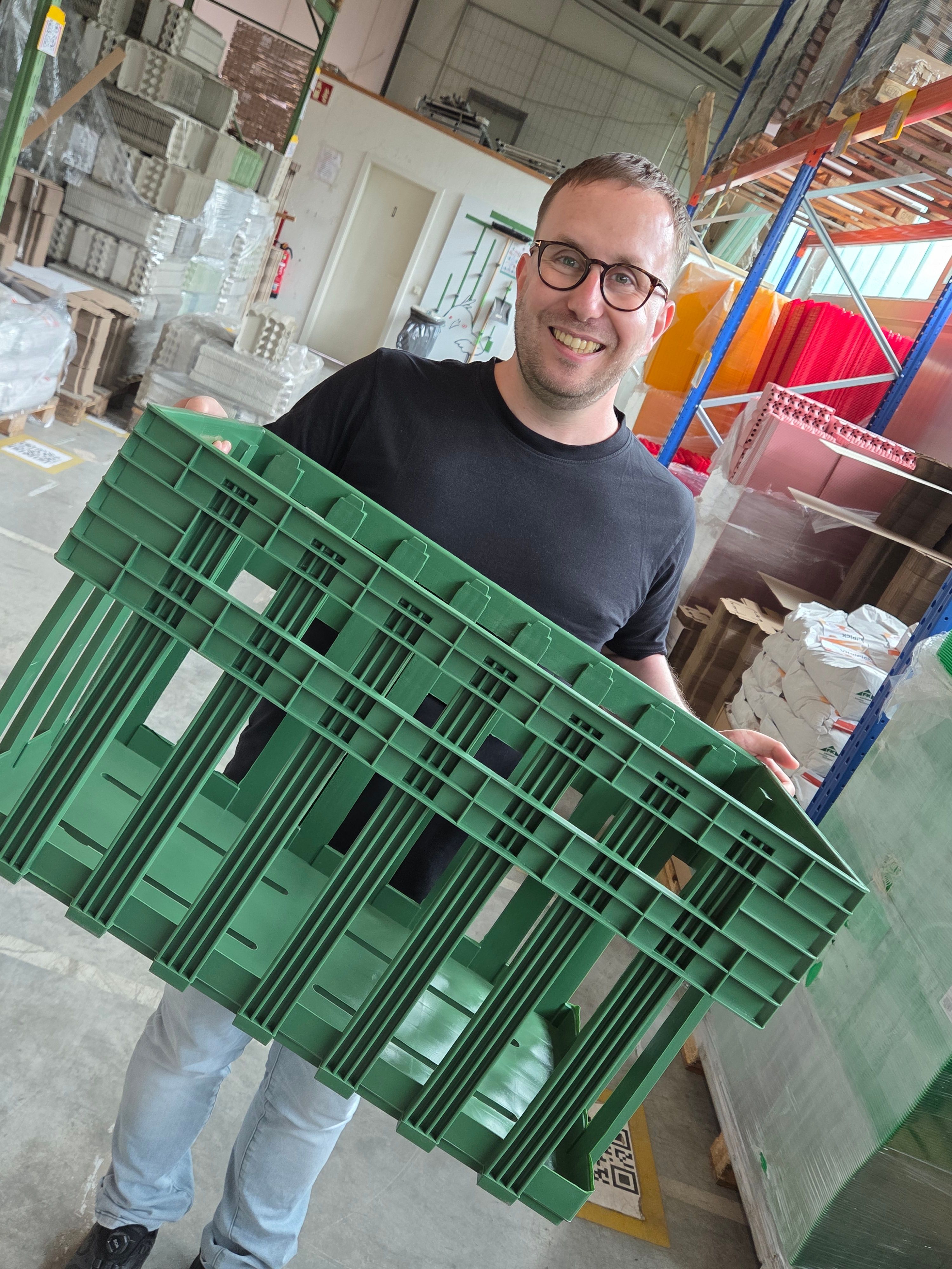 Firmengründer Meik Klose präsentiert einen Drehstapelkorb für den Transport von jeweils 360 Eiern. Dieses Teil ist wahrscheinlich die größte Ware im Sortiment des 36-Jährigen.