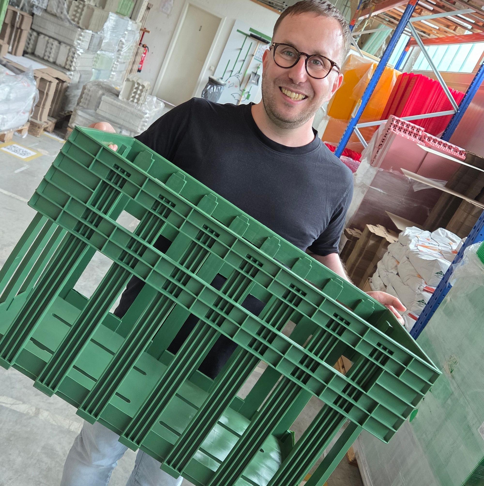 Firmengründer Meik Klose präsentiert einen Drehstapelkorb für den Transport von jeweils 360 Eiern. Dieses Teil ist wahrscheinlich die größte Ware im Sortiment des 36-Jährigen.