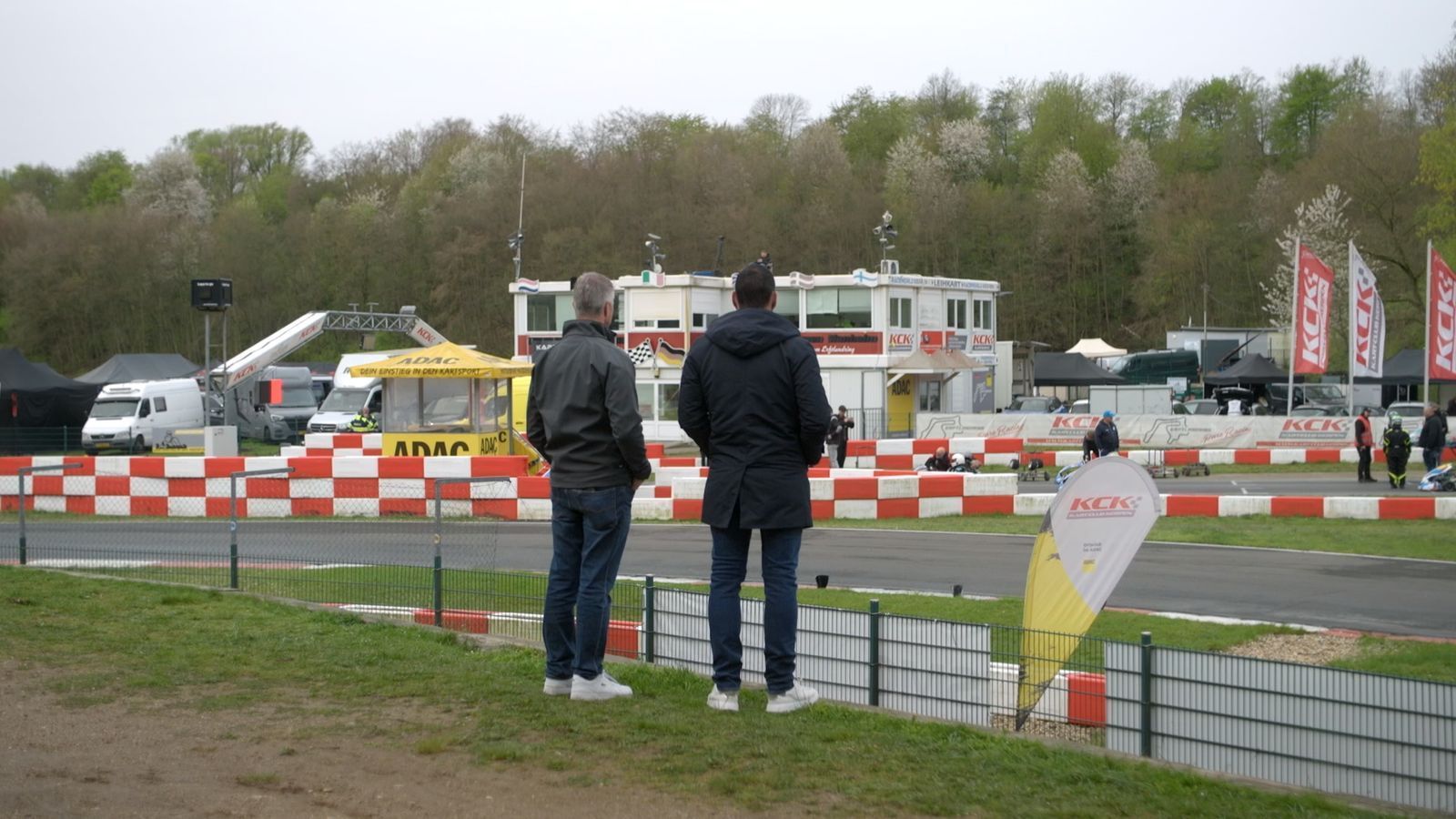 Beim Besuch auf der Kartbahn in Kerpen werden bei Ralf Schumacher (links) viele Erinnerungen an seine Kindheit wach. (Bild: Sky/ Tresor TV)