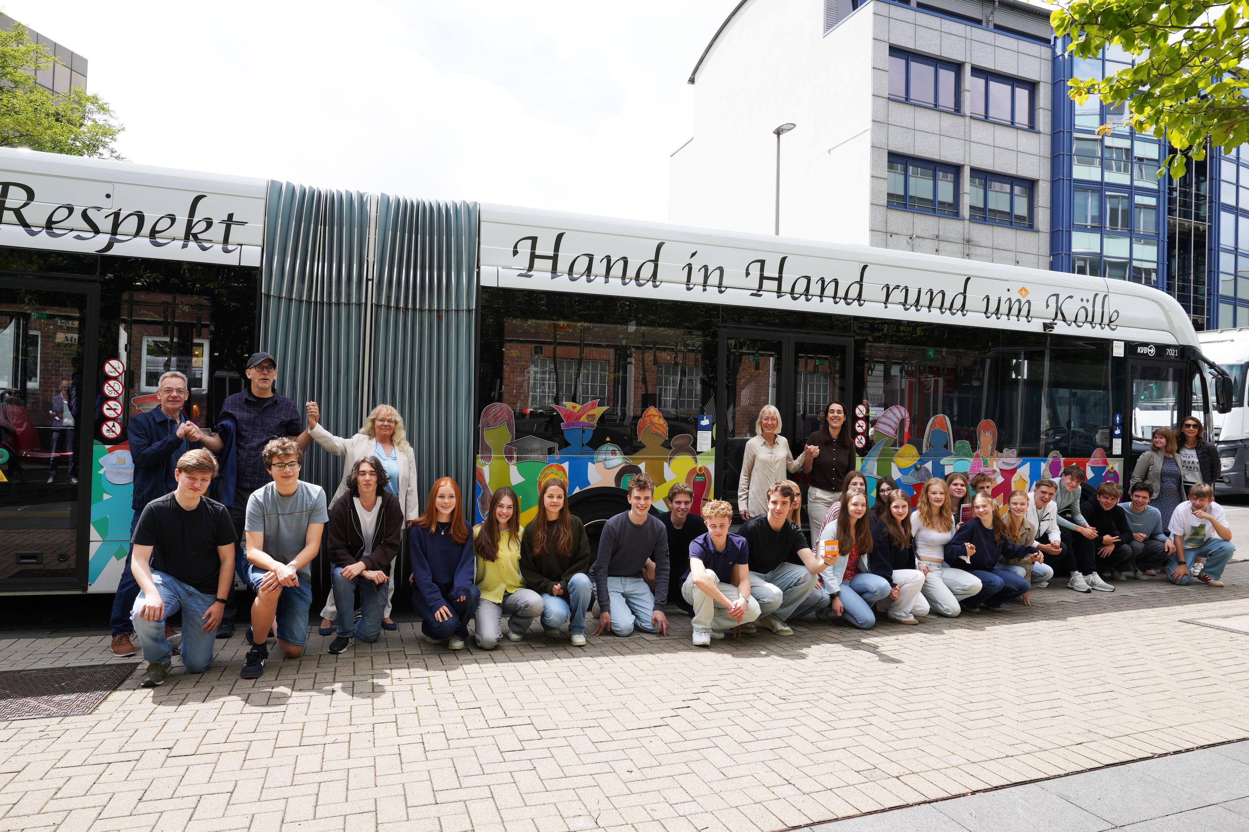 Die Gewinnerklasse posiert vor ihrem selbst gestalteten Bus.