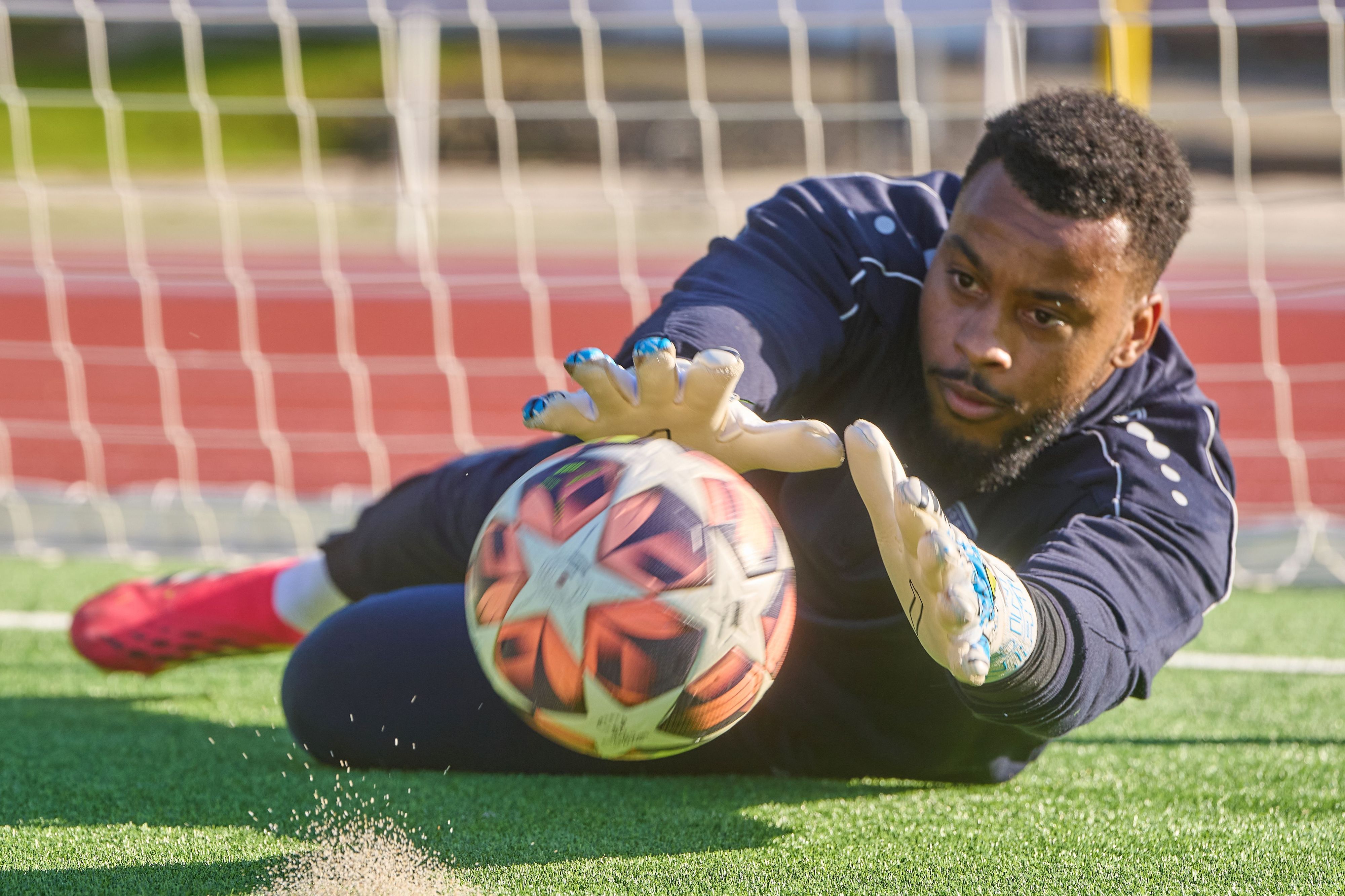 Josué Duverger hält einen Ball