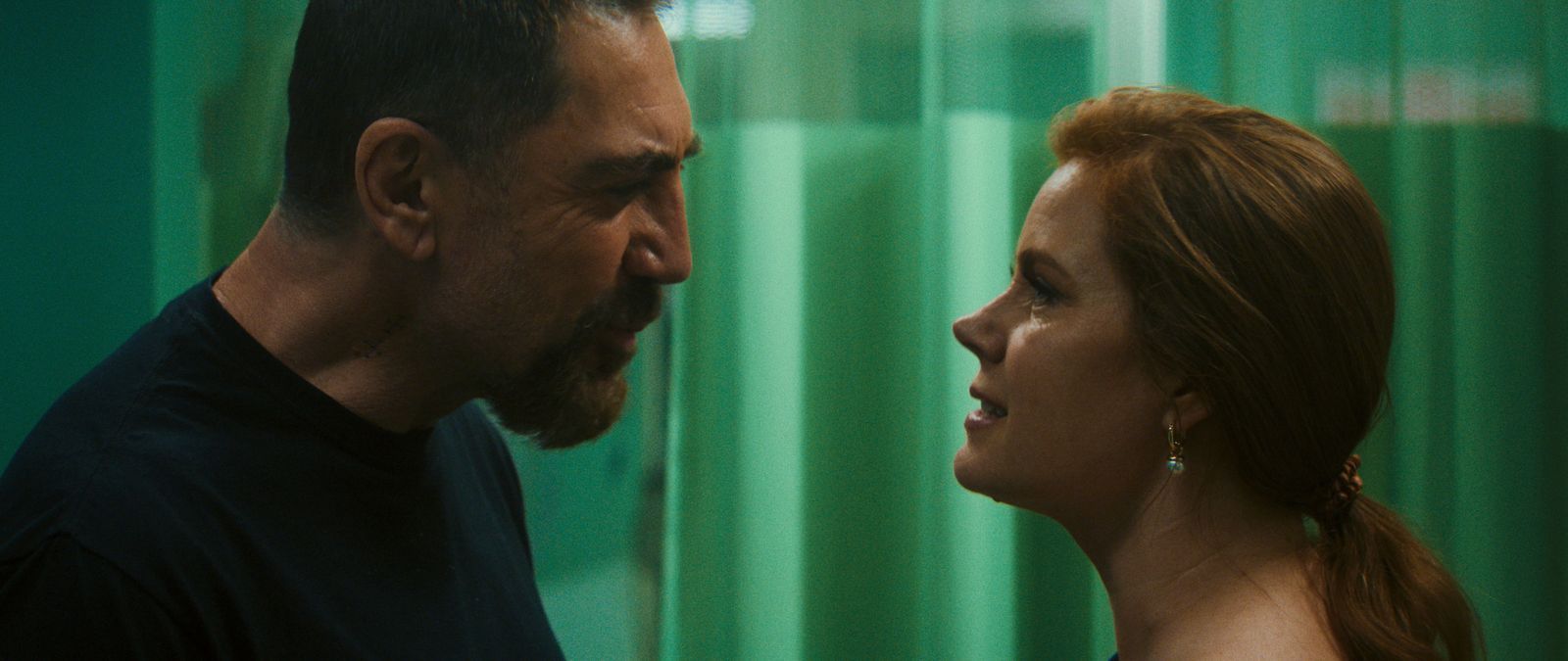 Max Cady (Javier Bardem) wurde einst von der jungen Anwältin Anna Bowden (Amy Adams) vor Gericht wegen des Mordes an seiner Frau und dem ungeborenen Sohn verteidigt. Doch Max musste viele Jahre in den Knast. Nun ist er wieder frei und sucht die Nähe „seiner Anwälte“. (Bild: Apple TV)