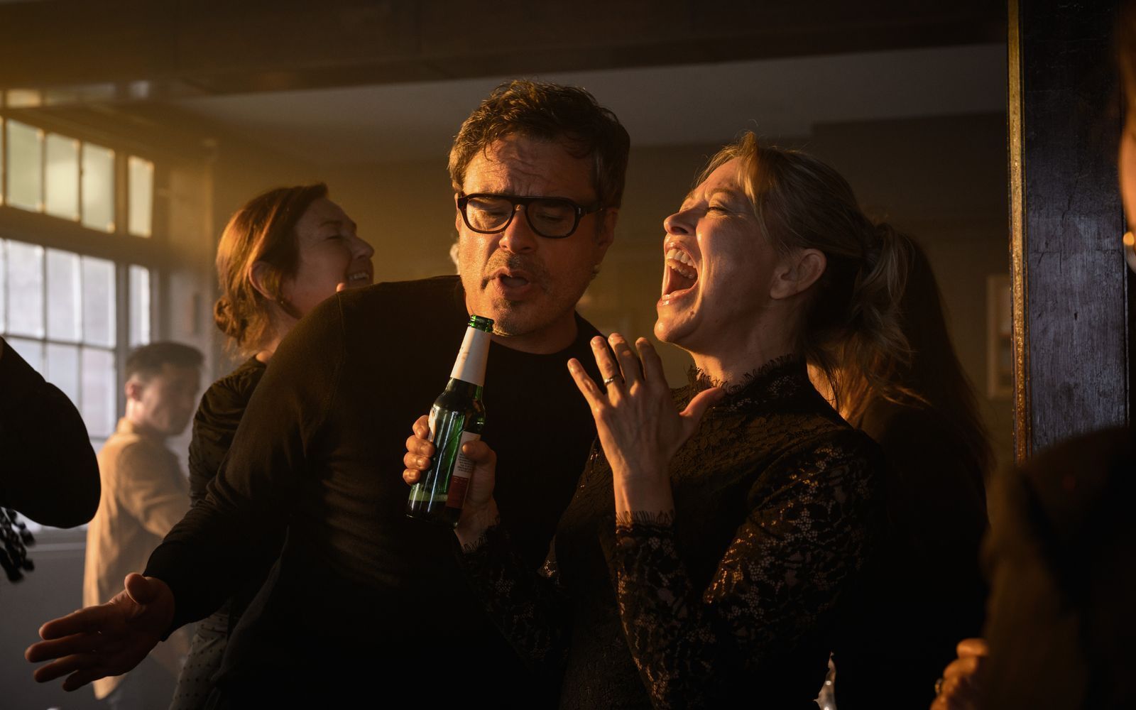 Steve (Jemaine Clement) und Alice (Nicola Walker) sind seit über 30 Jahren beste Freunde.  (Bild: 2025 Disney+, Inc./Lara Cornell)
