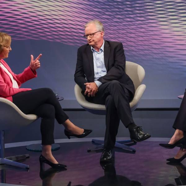 Bei Sandra Maischberger (rechts) trafen sich Beatrix von Storch und Albrecht von Lucke zum Streitgespräch. (Bild: WDR / Oliver Ziebe)