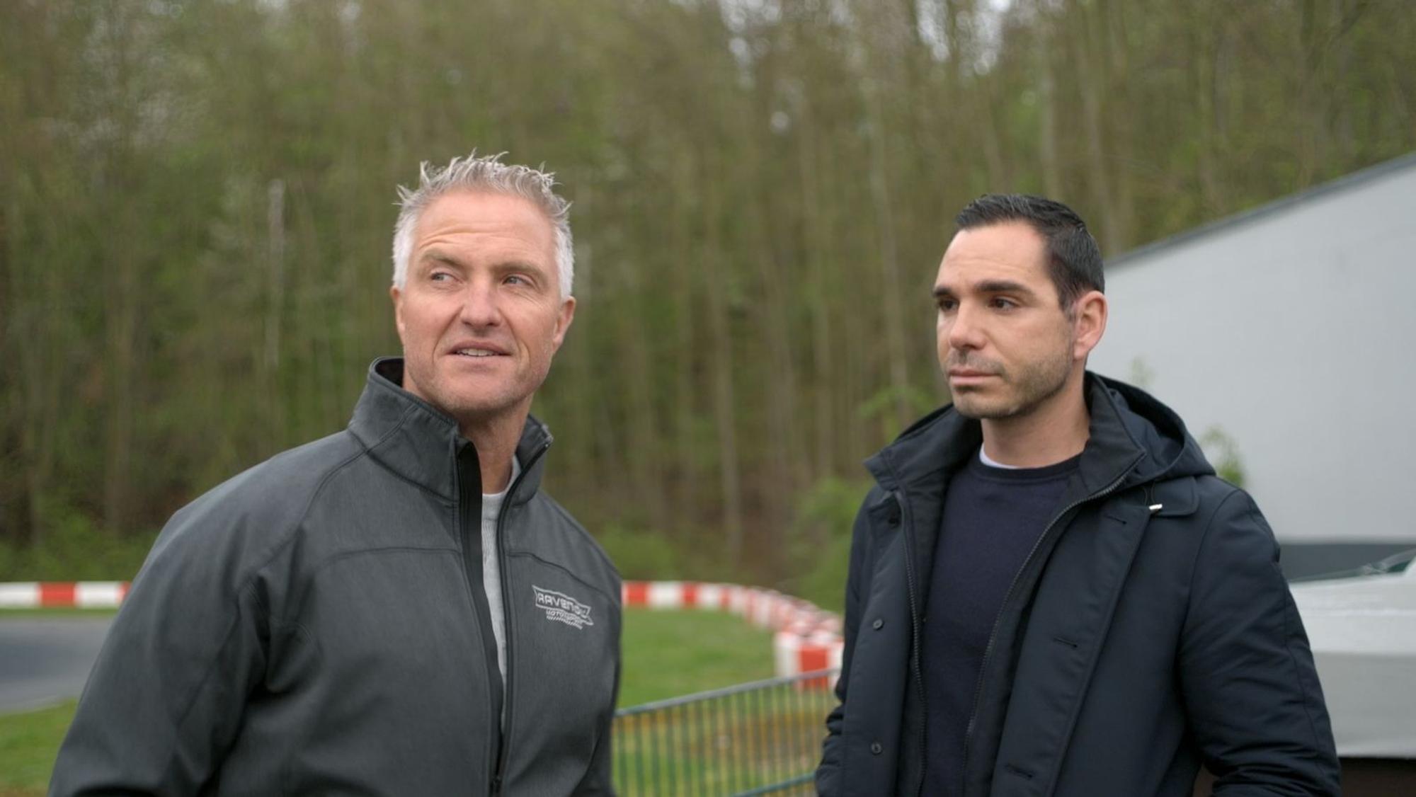 In der dritten Folge von „Ralf & Étienne: Wir sagen Ja“ besucht Ralf Schumacher (links) mit seinem Partner Étienne die Kartbahn in Kerpen-Manheim. (Bild: Sky/ Tresor TV)