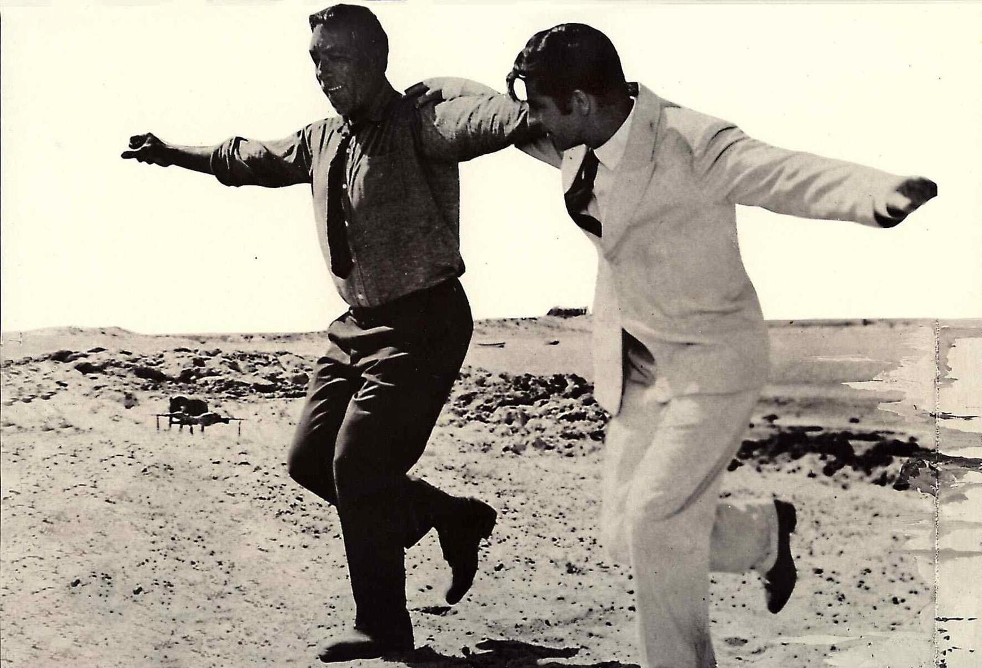 Eins, zwei, sorgenfrei: Tanzend, singend und blühend kannte man Anthony Quinn (links) nicht nur aus „Alexis Sorbas“ (1964). (Bild: FilmPublicityArchive/United Archives via Getty Images)