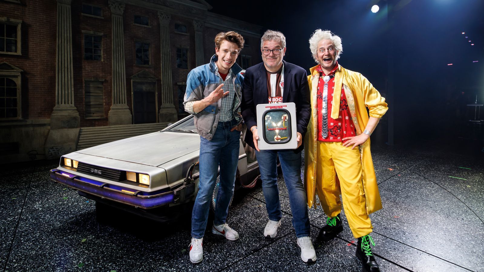 Gastauftritt in Hill Valley: Moderator Elton (Mitte) übernimmt Ende Juli die Rolle des Schuldirektors Strickland in „Zurück in die Zukunft - Das Musical“ und ist darin an der Seite von Raphael Groß als Marty McFly (links) und Jan Kersjes als Doc Brown zu sehen.  (Bild: Morris Mac Matzen / Stage Entertainment)