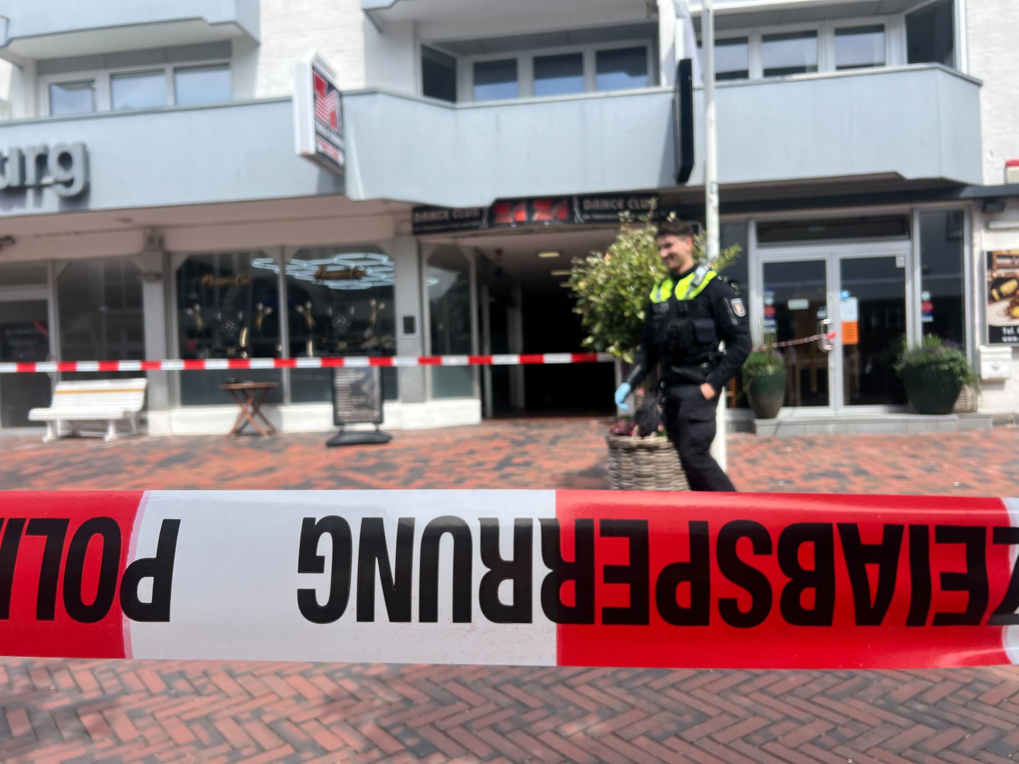 Ein Absperrband ist der Einsatzort gesichert.