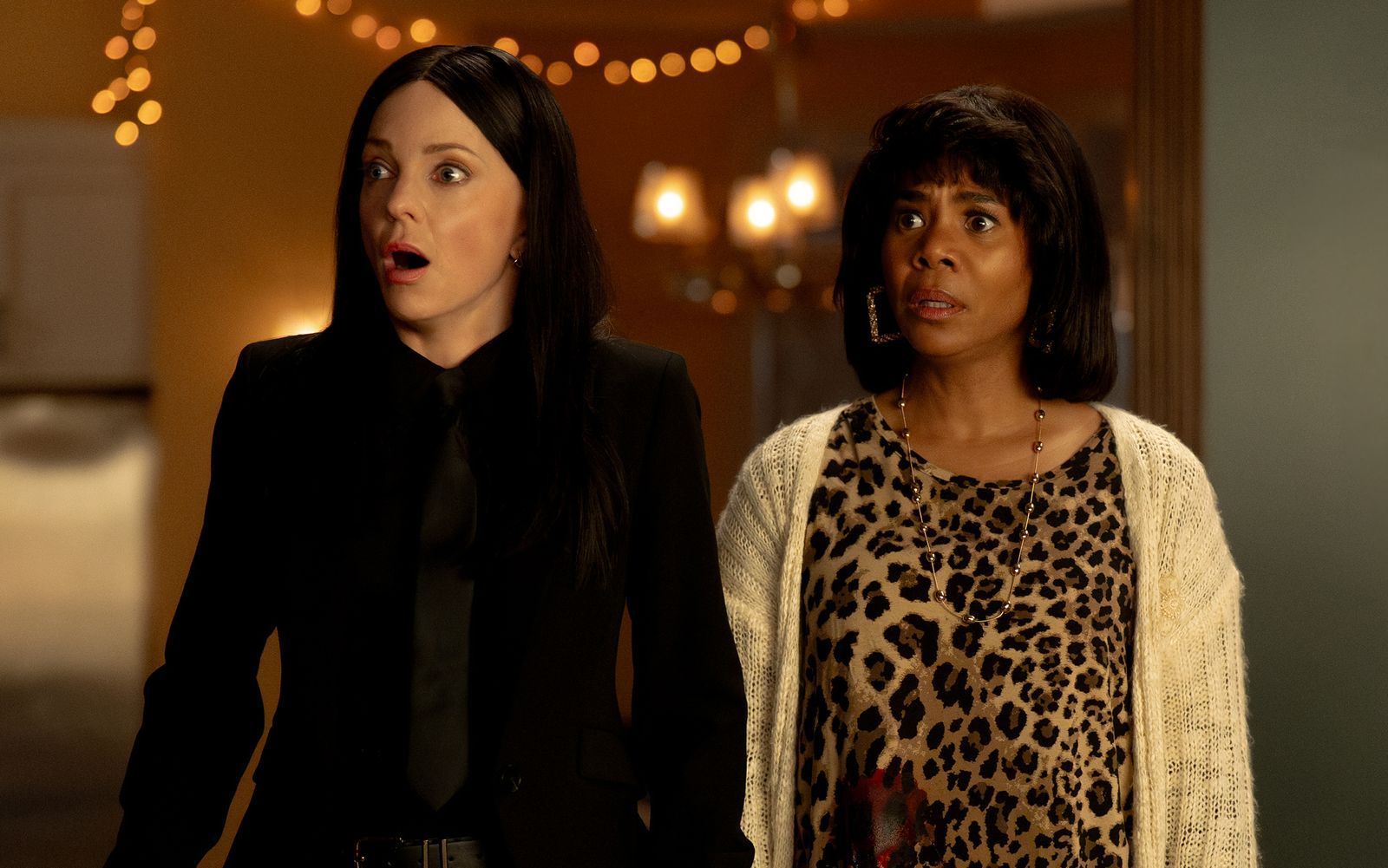 Bekannte Gesichter: Anna Faris (links) und Regina Hall spielten schon vor 26 Jahren im ersten „Scary Movie“-Film die Hauptrollen. (Bild: 2026 Paramount Pictures/Quantrell Colbert)