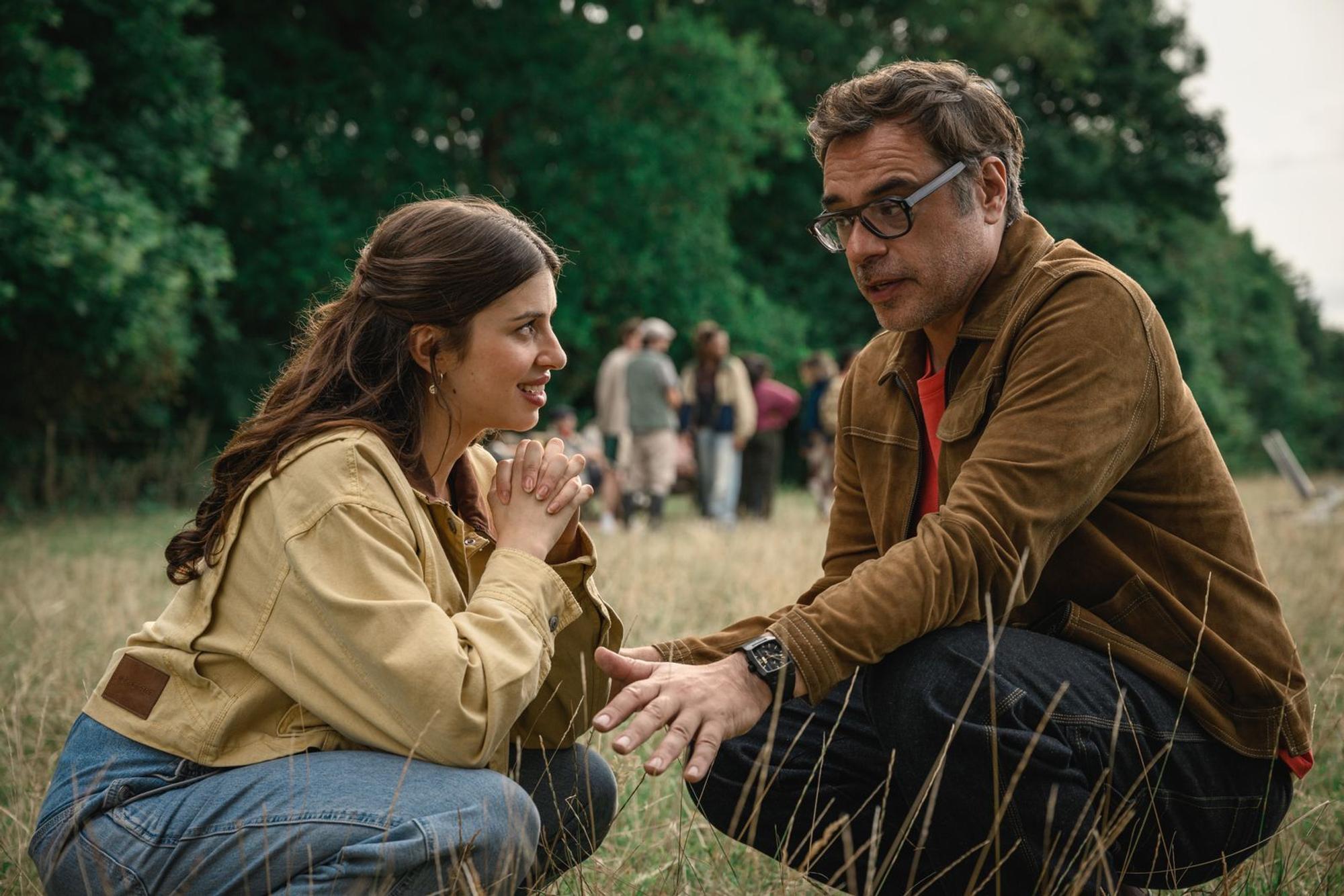 Izzy (Yali Topol Margalith) ist hingerissen von ihrem neuen Freund Steve (Jemaine Clement). (Bild: 2025 Disney+, Inc./Lara Cornell)