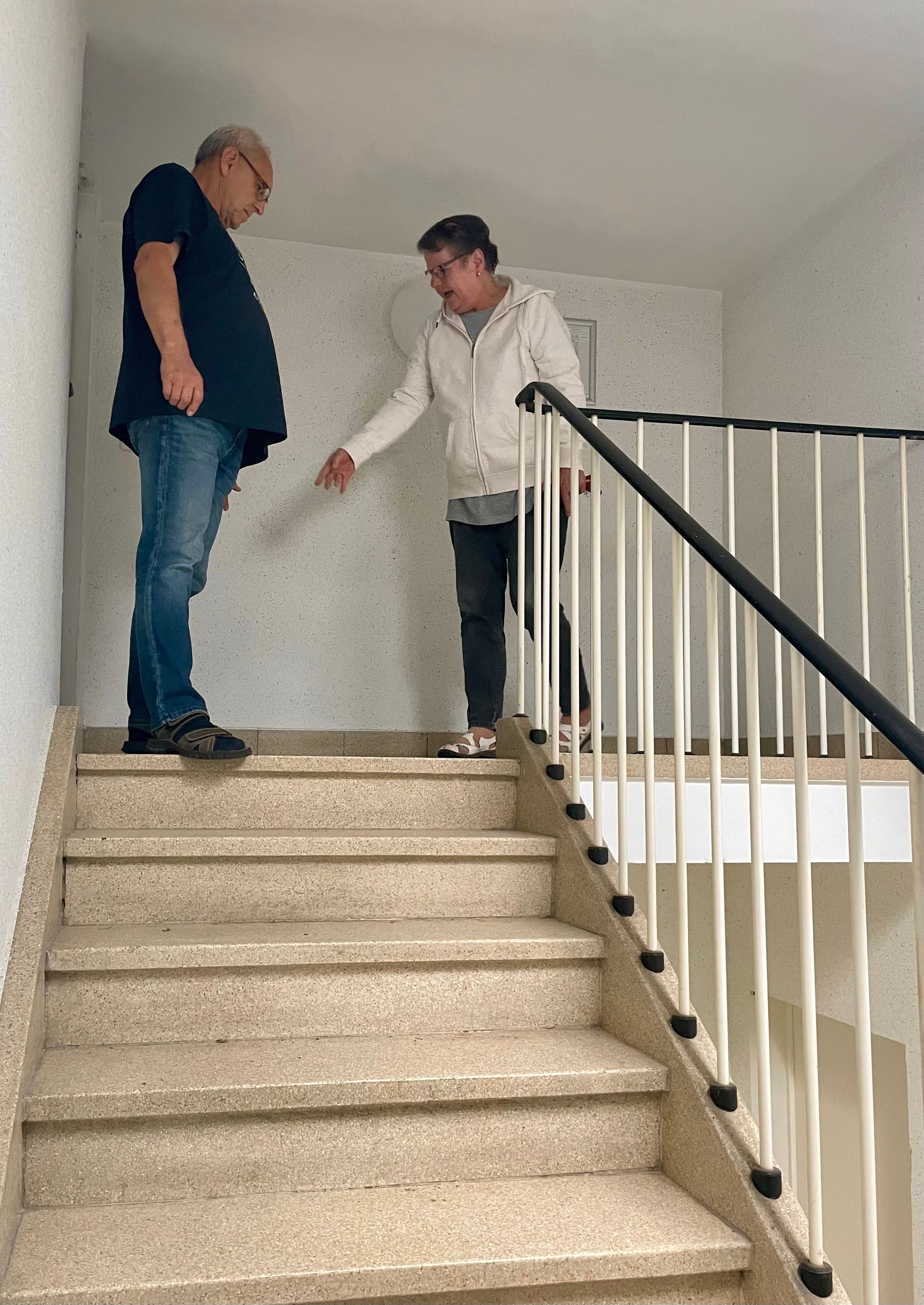 Johann Surowka und Andrea Bruns prüfen die Treppenhausreinigung regelmäßig.