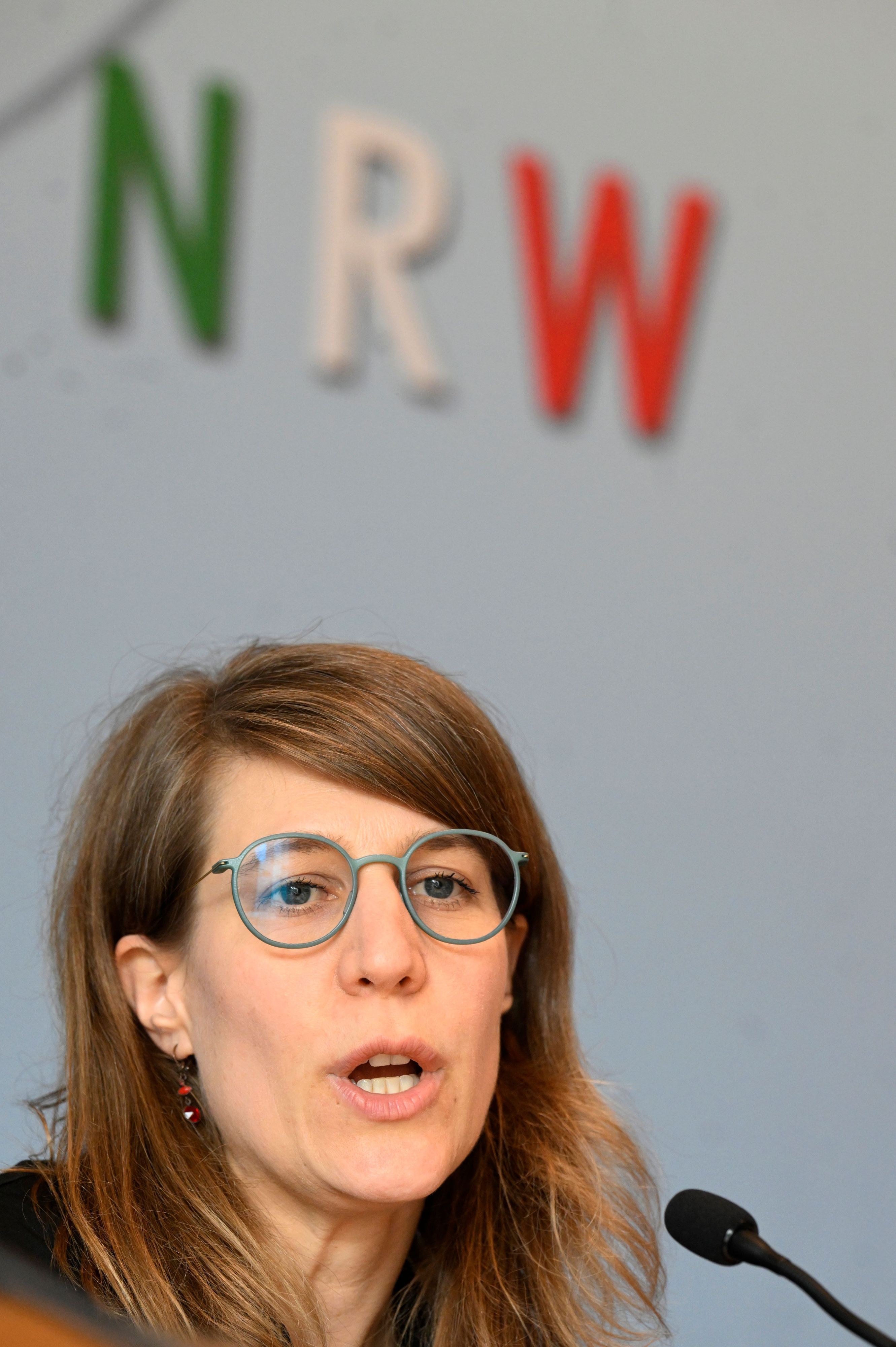 Verena Schäffer (Grüne), Integrationsministerin in Nordrhein-Westfalen, stellt im Landtag den Bericht der Landesregierung zu antisemitischen Vorfällen im Jahr 2025 der Presse vor.