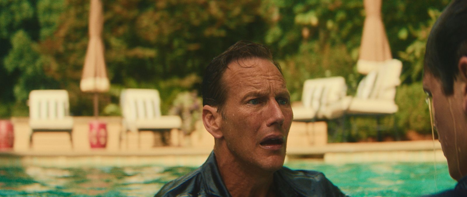 Einen Pool im Garten zu haben, ist nicht alles im Leben:  Tom Bowden (Patrick Wilson) macht sich große Sorgen um seinen Sohn Zack (Joe Alfie Winslet Mendes). (Bild: Apple TV)